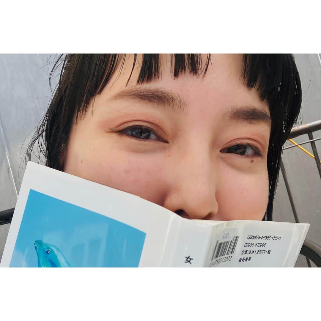 永池南津子さんのインスタグラム写真 - (永池南津子Instagram)「青空の下で読書。 今日は初夏の陽気だわ。 時折り抜ける湿度のない風が気持ち良い。 外日和。 #読書 #古本 #五月晴れ #幸せな時間 #ルーフトップテラス #永池南津子 向かえのお家の窓辺に長く伸びている猫がいて、それを見ているのもまた幸せだった。 #猫が伸びる季節」5月10日 15時19分 - natsuko_nagaike