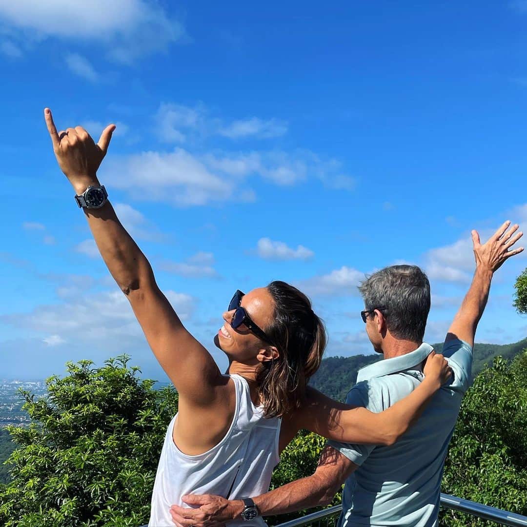 サリー・フィッツギボンズのインスタグラム：「Ain’t no Mountain high enough to sing Happyyyy Birthdayyy to you Dad… Celebrating your special day and you everyday. Here’s to many more mountains together 🥳🙌🏼」