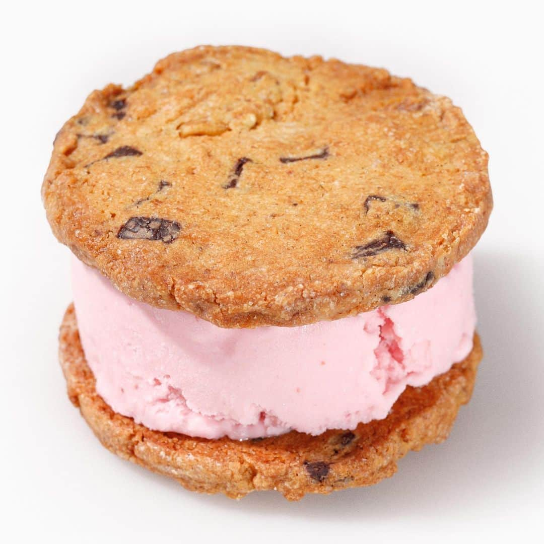 カフェ ホホカムさんのインスタグラム写真 - (カフェ ホホカムInstagram)「🍪ICE CREAM SANDWICH🍪 @hohokambakeshop から新しいメニューが新登場❗️大人気のクッキーに美味しいアイスクリームを挟みました🤗 こちらはチョコチップウォルナッツクッキーにストロベリーアイスクリームをサンド🍓テイクアウトもできますよ〜🛸 お食事の後に食べても、コーヒーと一緒に飲んでも🙆🏻‍♀️❤️衝撃的な美味しいさです🤯⚡️💞 ※一日数量限定になります🙏 #icecreamsandwich #cookies #icecream #strawberryicecream  #アイスクリーム部 #アイスクリーム  #アイスクリームサンド」5月10日 15時26分 - hohokamdiner