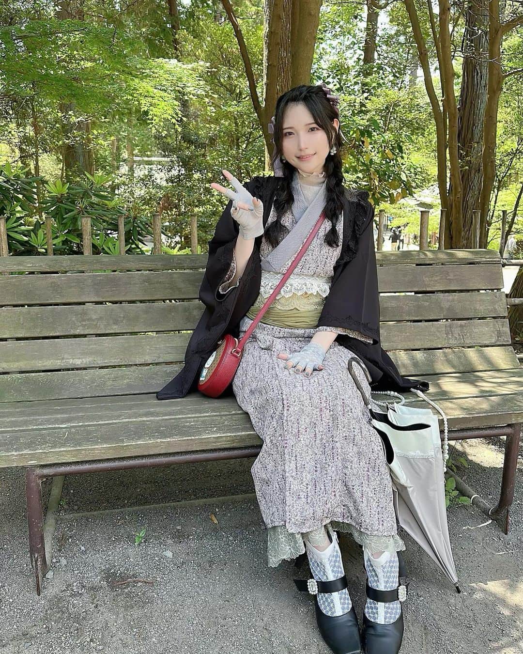 あまつ様のインスタグラム：「👘 ⁡ ⁡ 手作りの浴衣✨  柄と色味がレトロでお気に入り💜  ⁡ 独特な角度のピースが癖✌️ ⁡ ⁡ ⁡ #あまつまりな #あまつ様 #私服」