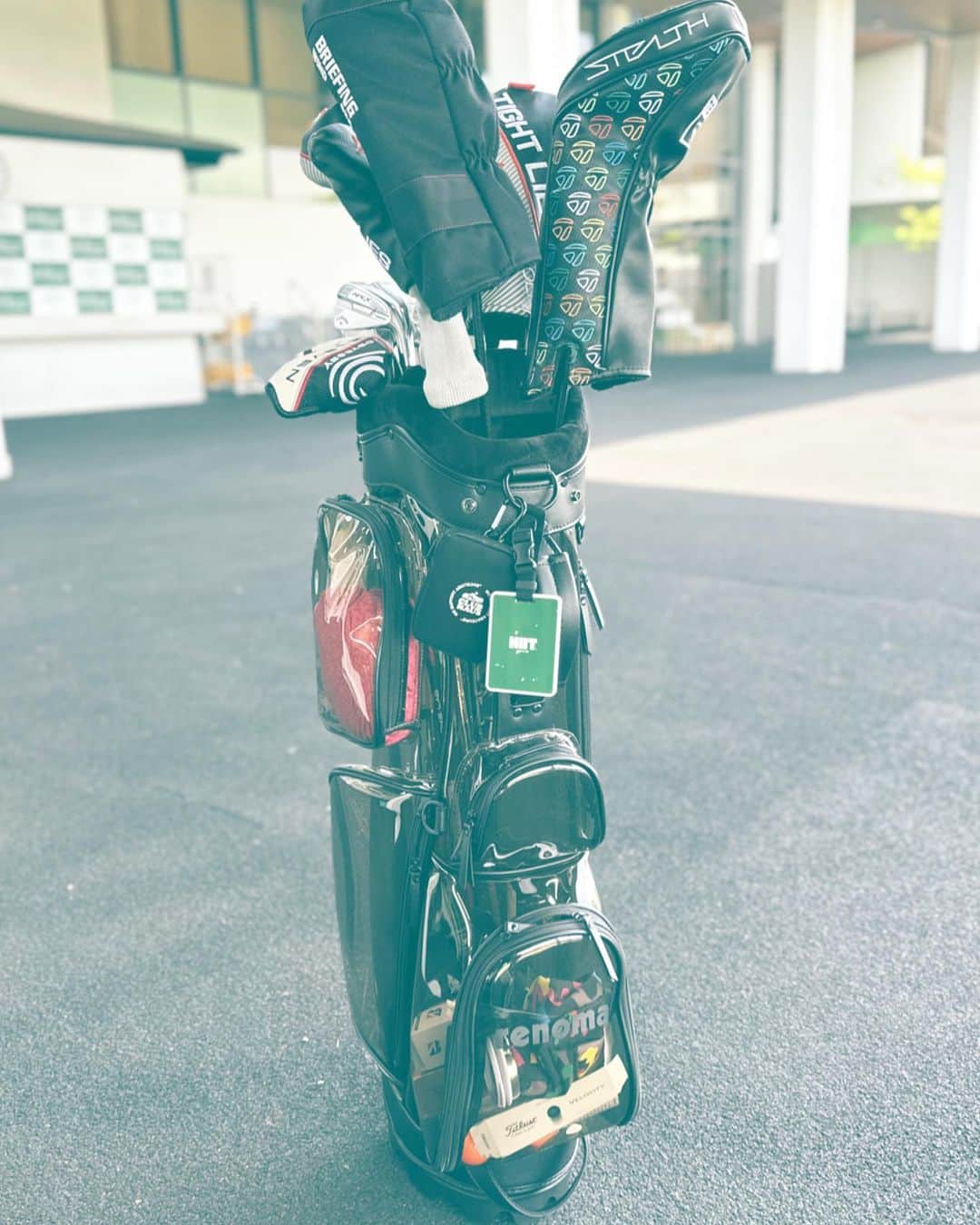 のインスタグラム：「最近は、すけすけの @renoma_golf_jp  のゴルフバッグつかってます。 なにはいってるか、わかるから。便利。」