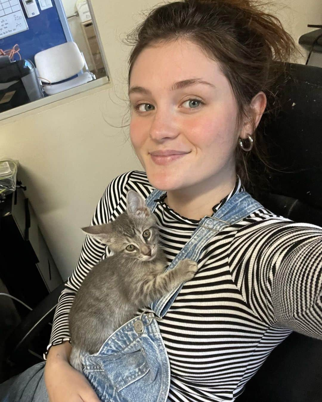 グレース・ビクトリア・コックスのインスタグラム：「Hi!!!!! My life lately has looked like this!!! Does anyone want a kitten??? 👼 @perrys_place_la」