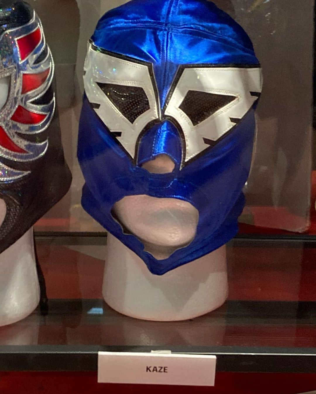 政宗さんのインスタグラム写真 - (政宗Instagram)「#中野ブロードウェイ の #墓場の画廊 で開催されているライガーさん展を観てきたのだが、そこに展示されているライガーさんのマスクコレクションの錚々たる顔ぶれの中に  #KAZE のマスクがあったのは笑った」5月10日 15時40分 - masamune___date