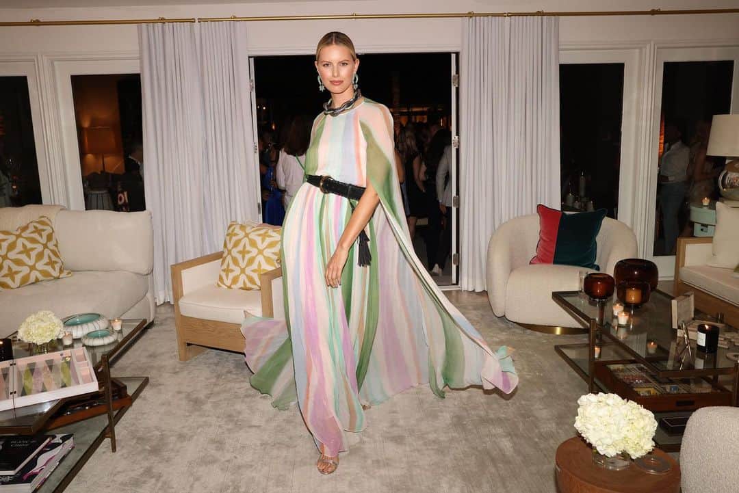 カロリナ・クルコヴァのインスタグラム：「A little fun channeling the 70s... ✨@swarovski @essentials @susanavegajewelry」