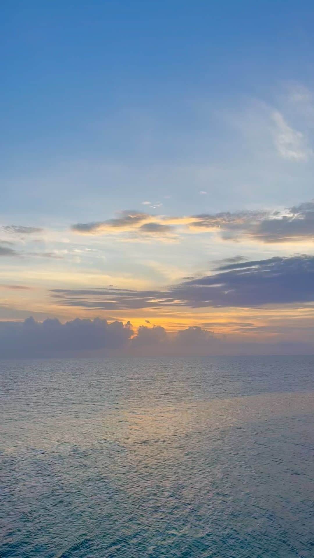 和田安佳莉のインスタグラム：「いしがきのおもいで  #石垣島 #夕日 #海 #夕暮れ #サンセット」