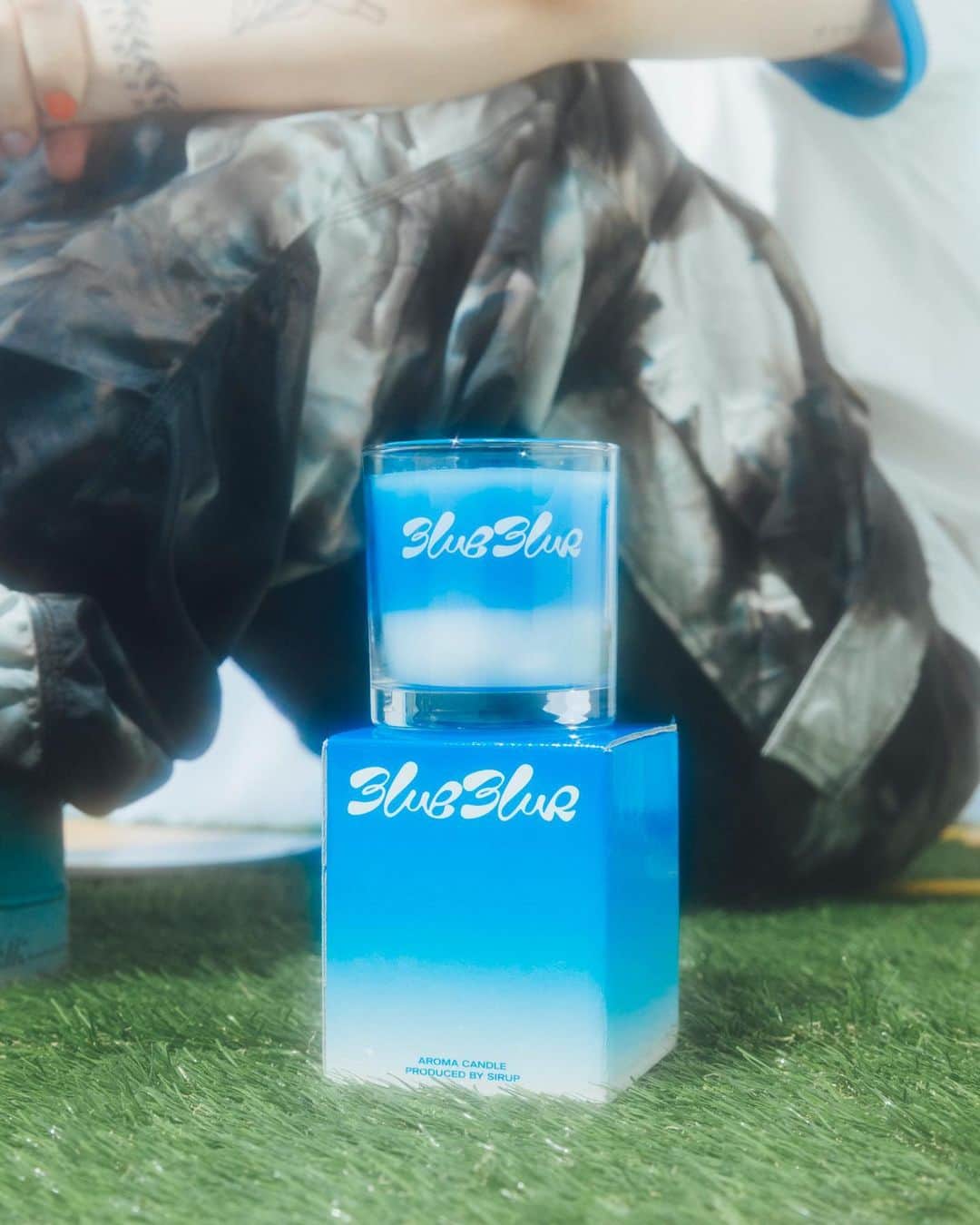 SIRUPのインスタグラム：「爆裂イケてるツアーグッズ公開みんなどう？やばない？  [BLUE BLUR CANDLE] Size：口径約7.5cm × 高さ8.1cm Aroma : SANDALWOOD  Approx. Burn Time : 45 HOURS ¥4,000 (tax in)  ▼Credits Photo : haruta @harutaaaaaaa Hair : TAKAI @rr_takai_  Designer : Masaki Watanabe (maxilla) @masakebab @maxillajp  ▼channel SIRUP プレミアム会員先行発売 2023年5月13日（土）21:00~スタート  channel SIRUP プレミアム会員登録はこちら https://c-rayon.com/result/sirup/  ▼一般発売 2023年5月17日（水）21:00スタート https://www.asmart.jp/shop/sirup  asmart事前に登録すると購入がスムーズになります👌🏻  #BLUEBLURTOUR #ブルブラツアー」