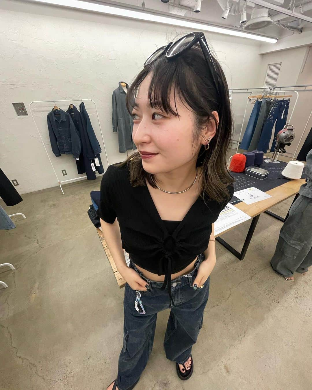 森川小百合さんのインスタグラム写真 - (森川小百合Instagram)「@ai.no.de の展示会  みんなで新作を着させてもらえて楽しいひととき💙  @nomo__akane さんに撮ってもらった#平成ギャル ショット📸笑  カーゴパンツのセットアップが気になるな〜  . #mystic#mystic_mystyle#デニム#デニムコーデ#デニムジャケット#セットアップ#デニムセットアップ#ストレートデニム#ワイドデニム#夏#夏服コーデ#夏服#夏コーデ#夏服コーデ#タンク#タンクトップ#ストレート#ストレートヘア#伊達眼鏡#伊達メガネ#だてめがね#黒縁#黒縁メガネ#163cm#163cmコーデ#骨格ウェーブ #骨格ナチュラル#骨格ウェーブ#カジュアル#カジュアルコーデ#カジュアルファッション」5月10日 21時17分 - lily.s_y