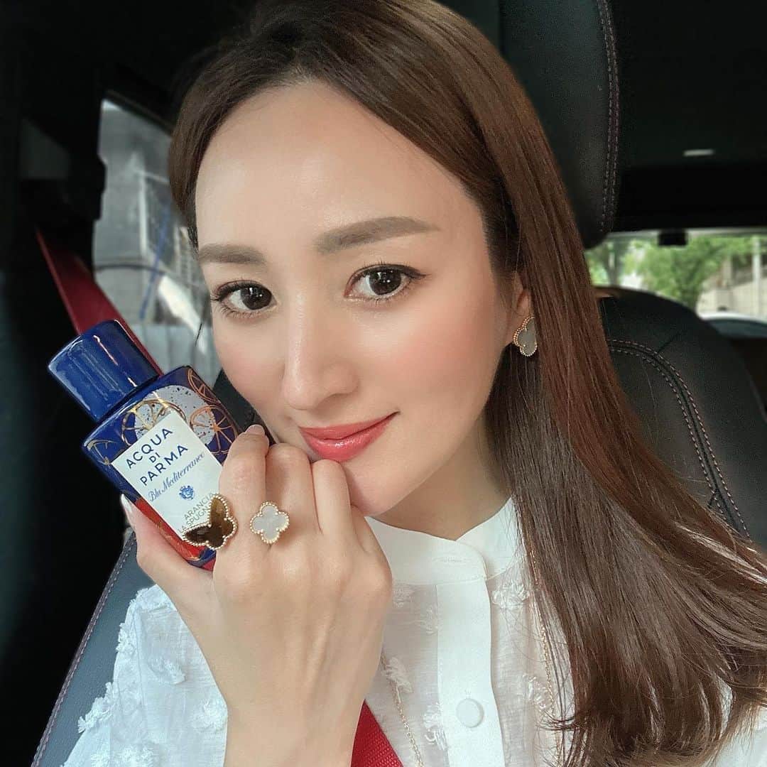 のインスタグラム：「昨日のpostとストーリーズに、たくさんの反応をありがとうございました🥹❤️ みなさまのご意見を参考にさせていただき YouTube撮影をしたいと思います☺️✨  さて。 こちらは最近１番のお気に入りで 行く場所行く場所でとにかく褒められる😍新しいフレグランス❤️ @acquadiparma の限定、  アクア ディ パルマ  ブルー メディテラネオ アランチャ ラ スプンニャトゥーラ🍊 数年前からアクア ディ パルマのフレグランスが大好きで、夫婦で愛用☺️ 部屋のディフューザーも。 こちらの限定品は、これから暑くなる気候でも爽やかにつけられるやや深みのあるシトラスフルーツ香り。 色気を感じるシダーウッドとムスクとの相性もまた最高に良くて フレッシュさもあるのに、大人の男性女性にハマる色気と深みもある。 こんなにいいのに言葉で表すのが難しい…笑  こちらの限定の香りは今、 5/10(水)〜5/16(火)まで新宿伊勢丹本館1階のサロン ド パルファン イン サマーのポップアップにて先行発売中☺️🍊 夫と取り合いで使っているので…笑 期間中、もう一つ買いに行こうかなと❤️ 5/13.14にお買い上げの方には 先着でフラワーアレンジメントのギフトもあるそうです💐 母の日ギフトにもぴったり❤️ ・  #AcquadiParma #AranciaLaSpugnatura #BluMediterraneo」