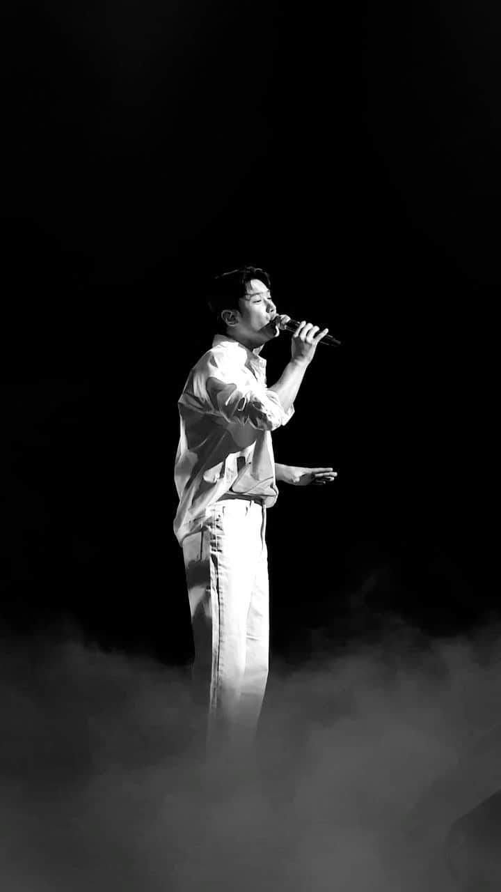 Lee Si-gangのインスタグラム：「부캐는 음악활동 🎤 (무대에서 노래하는거 너무 즐거움..🎶)  #일본팬미팅 💚   また早く日本のライブしたいな、、🎶 会いたいですか？私、、？😅」