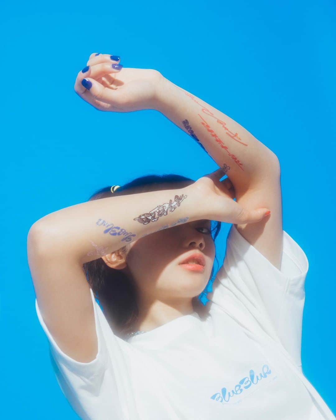 SIRUPのインスタグラム：「爆裂イケてるツアーグッズ公開するぜ！？えぐいクオリティですわな。  [BLUE BLUR TATTOO SEAL SET] Size：（種類によりサイズが異なります） 縦約3.2cm × 横14.1cm以内 ¥1,800 (tax in)  ▼Credits Photo : haruta @harutaaaaaaa Hair : TAKAI @rr_takai_  Designer : Masaki Watanabe (maxilla) @masakebab @maxillajp  ▼channel SIRUP プレミアム会員先行発売 2023年5月13日（土）21:00~スタート  channel SIRUP プレミアム会員登録はこちら https://c-rayon.com/result/sirup/  ▼一般発売 2023年5月17日（水）21:00スタート https://www.asmart.jp/shop/sirup  asmart事前に登録すると購入がスムーズになります👌🏻  #BLUEBLURTOUR #ブルブラツアー」