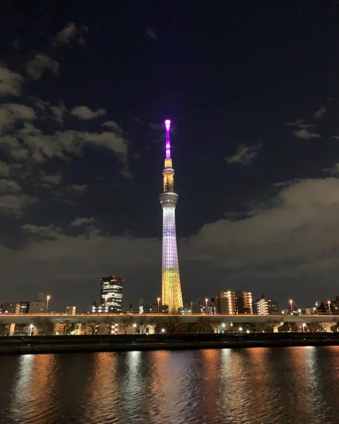 中丸雄一さんのインスタグラム写真 - (中丸雄一Instagram)「思い出過去写真。シューイチの企画で東京スカイツリーの色を作らせてもらった。  メインカラーは番組の黄色で、先端は自分のメンバーカラーの紫にした。本当に綺麗だった。」5月10日 15時56分 - y_nakamaru_94