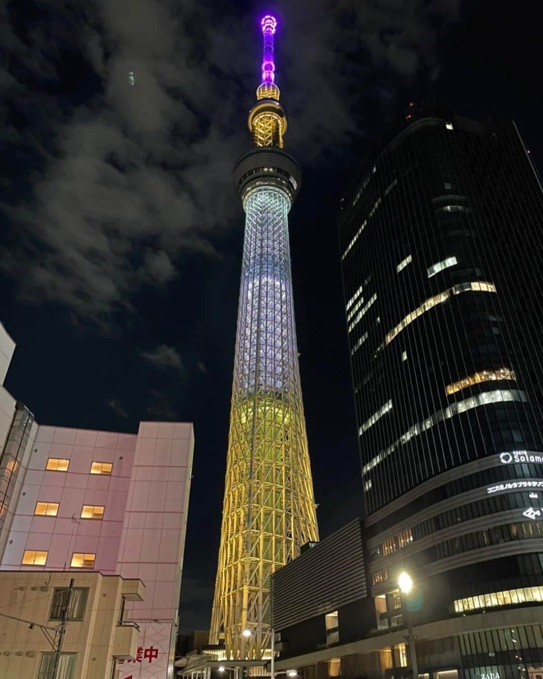 中丸雄一さんのインスタグラム写真 - (中丸雄一Instagram)「思い出過去写真。シューイチの企画で東京スカイツリーの色を作らせてもらった。  メインカラーは番組の黄色で、先端は自分のメンバーカラーの紫にした。本当に綺麗だった。」5月10日 15時56分 - y_nakamaru_94