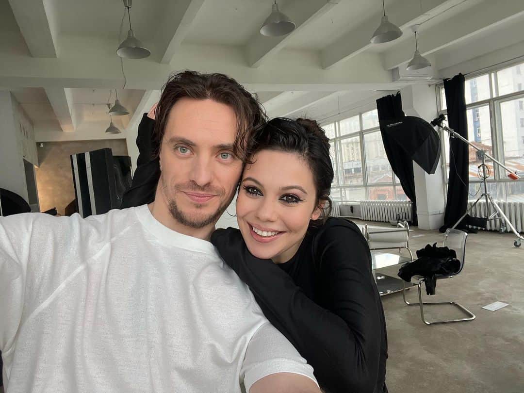 エレーナ・イリニフのインスタグラム：「🤍🖤」