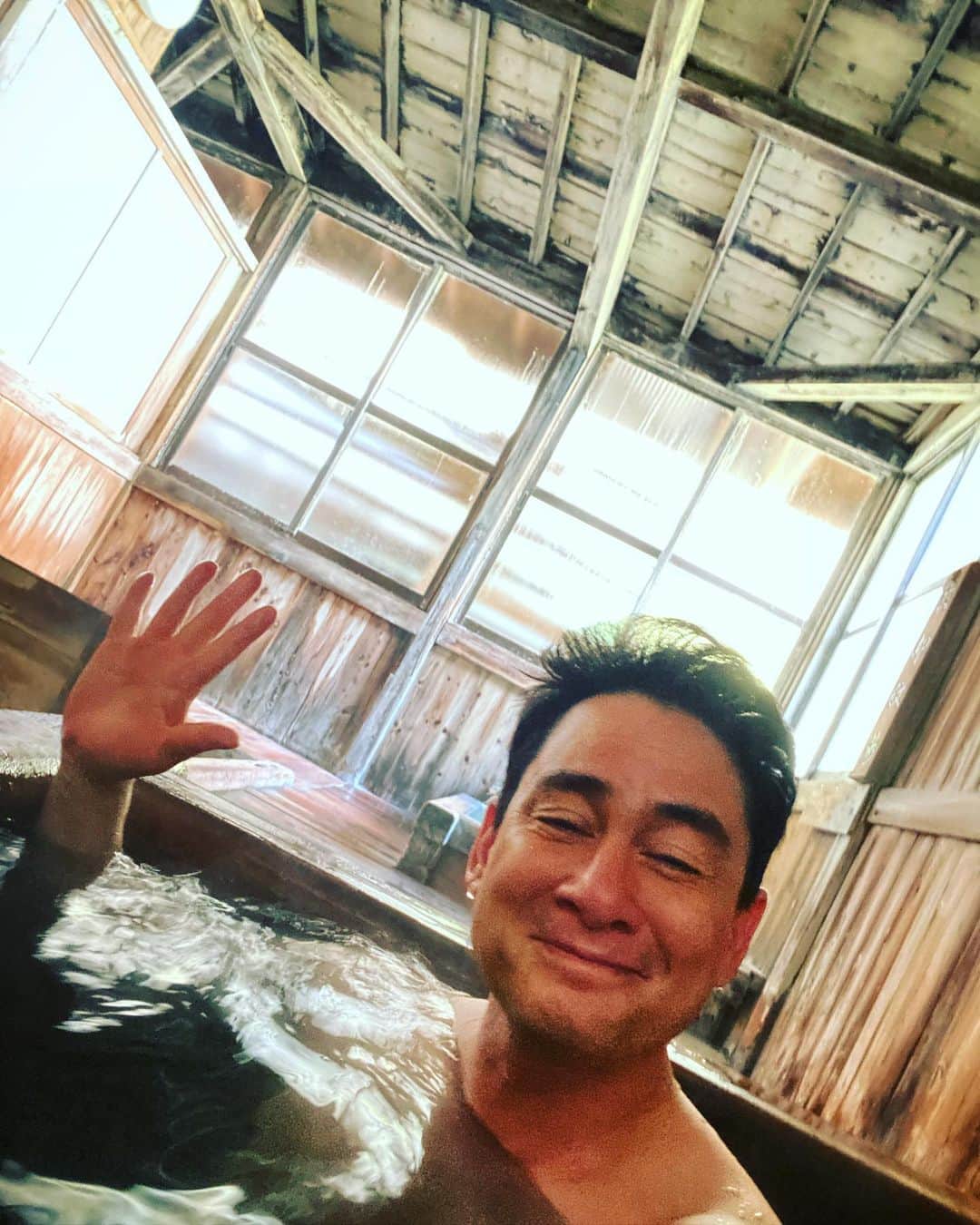 のインスタグラム：「久々に渋御殿湯さんへ。僕にとって渋御殿湯さんが日本一の温泉！！！  今年初かな。明日はテクテク。これからはしばらく毎週、山登り。  もうグダグダと言ってる余裕はないなぁ。  とにかく歩き込まなければ。  あと、久々に亮さんから頂いたチャリトレを復活しようかな。雪崩で脊椎を痛めてから、中断したままのチャリトレ。もう手術も無事に終わり、その後の症状もいいのでやろう！！！  以前は千葉の自宅から九十九里や犬吠埼往復していましたが、あの頃はかなりチャリデア走っていたので…  いきなりは難しいかな。少しずつ距離を伸ばしていこう。とにかく下半身を鍛えないと…。  これから数ヶ月間は体づくりを中心にした生活！！！いい加減、スイッチを入れなければ。これからの数ヶ月間の過ごし方が、それこそ人生を左右するのだと…  お風呂の中で色々と考え、作戦を練りました。  #野口健#渋御殿湯#八ヶ岳」