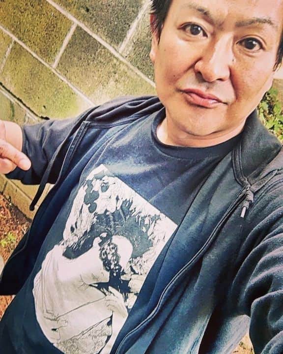 重松隆志のインスタグラム：「今回の作品で初共演した、#只埜なつみ さんの個展で購入したTシャツ着て😁撮影ラストスパートや～～～～👍監督もいいですね～～って言うてたよ。「そのTシャツって只埜さんの、、、」って、知ってたよ😂✌️ #越坂組 #映画 #俳優 #重松隆志」
