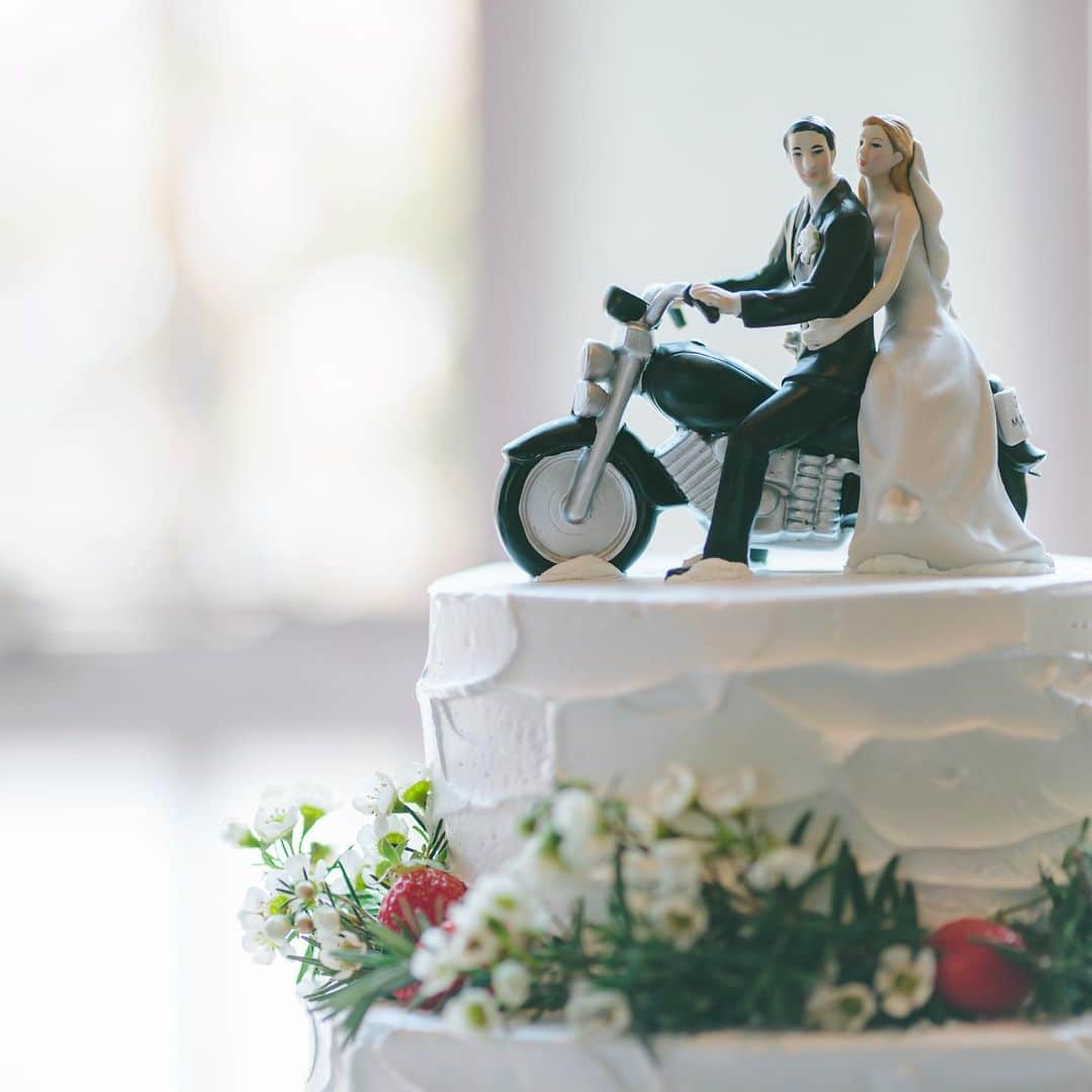 THE SODOH WEDDING OFFICIALのインスタグラム：「*  "Wedding Cake"  おふたりが入刀する ウェディングケーキもパーティーでは トータルコーディネートの一部  パティシエが仕上げたケーキに フローリストがバランスよく仕上げて完成させます  PHOTO by @yuma_laviephotography  >>> @sodoh_wedding  #sodoh花嫁 #thesodohhigashiyamakyoto #ザソウドウ東山京都 #sodoh #weddingdress #dress #kyoto #wedding #thetreatdressing #プレ花嫁 #卒花嫁 #結婚準備 #式場探し #関西花嫁 #京都花嫁 #京都結婚式#東山」