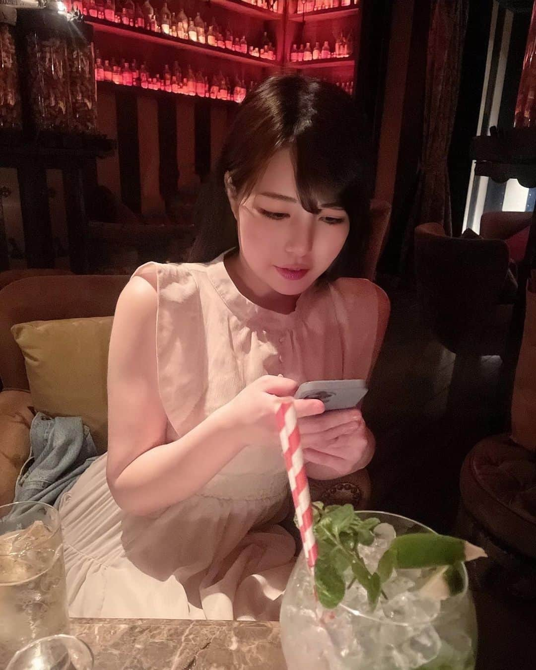 永岡怜子のインスタグラム：「清楚ぶるのがマイブーム 飲んでいるのはハイボール。  どうも、永岡怜子です。  なんだかキャッチフレーズのような文言ができたので ついでに名乗ってみました。 多分、今回限り。  .  さて今回は とある日の2軒目に行ったかわいい妖精さんのバー、 東銀座のティル・ナ・ノーグさん🍸  お名前変わる前から何度かお邪魔しております。 わたあめのカクテルが有名ですね。 Instagramの投稿を遡ると 私の浮かれたお写真がありますよ👌🏻  2軒目でしたのでおとなしめのカクテルと ドライフルーツに生チョコレート、 その後は延々とハイボールを飲んでおりました。  .  髪が伸びてきたのが嬉しくて、黒髪ストレートで 清楚コスプレ生活を謳歌している日々です。  GRLさんで購入してみた 3000円のワンピース、当たりでした✨  清楚系のお洋服は好きなのですが 骨格ストレートGカップ 肩幅ガンダムかつ昭和体型なので 似合わなかったりそもそも入らなかったり 着る事ができてもシルエットが変になってしまったり。 お洋服はほとんどネットで購入するので その分、失敗も多く。。。  その点、GRLさんはリーズナブルなので チャレンジしやすくて良いですね。 私がSNSに載せているシンプルなニットたちは GRLさんで購入したものも多いです。 大体、酔っ払うと汚すので お酒を浴びたい日にもぴったりです👍🏻笑  基本はひきこもりですが、最近は社会復帰よろしく お外に出る機会も増えてきたので ちゃんとお店でも試着してお洋服を買いたいなと。 年齢気にせず、清楚系な出立ちにも じゃんじゃんバリバリ挑戦していく所存です✨  .  #永岡怜子 #酒乱のグルメ #たのしい隠居生活 #私がインスタグラマーになれない理由  #銀座バー #東銀座バー #銀座デート #わたあめ #わたあめカクテル #ハイボール #ハイボール女子 #女子飲み #女子会 #飲酒タグラム #飲みスタグラム #酒スタグラム #grl購入品 #cottoncandy #cocktail #grl #tirnanog」