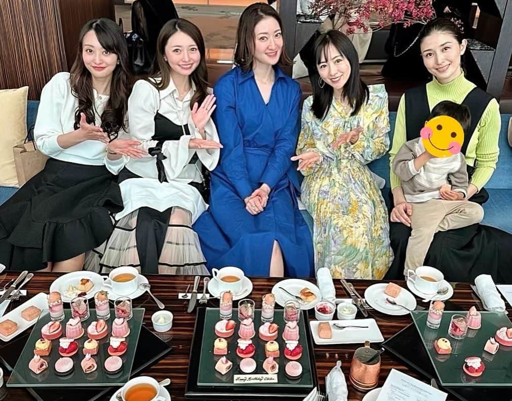 黒澤ゆりかのインスタグラム：「恒例のメンバーでアフタヌーンティー🫖☺️ 今年もお祝いできて楽しい時間でした🥂  あげたつもりがあげれてなかったので時差投稿ですが、この時は桜シーズン🌸😍  日本は本当四季が豊かでいい国ですよね😌  #afternoontea」