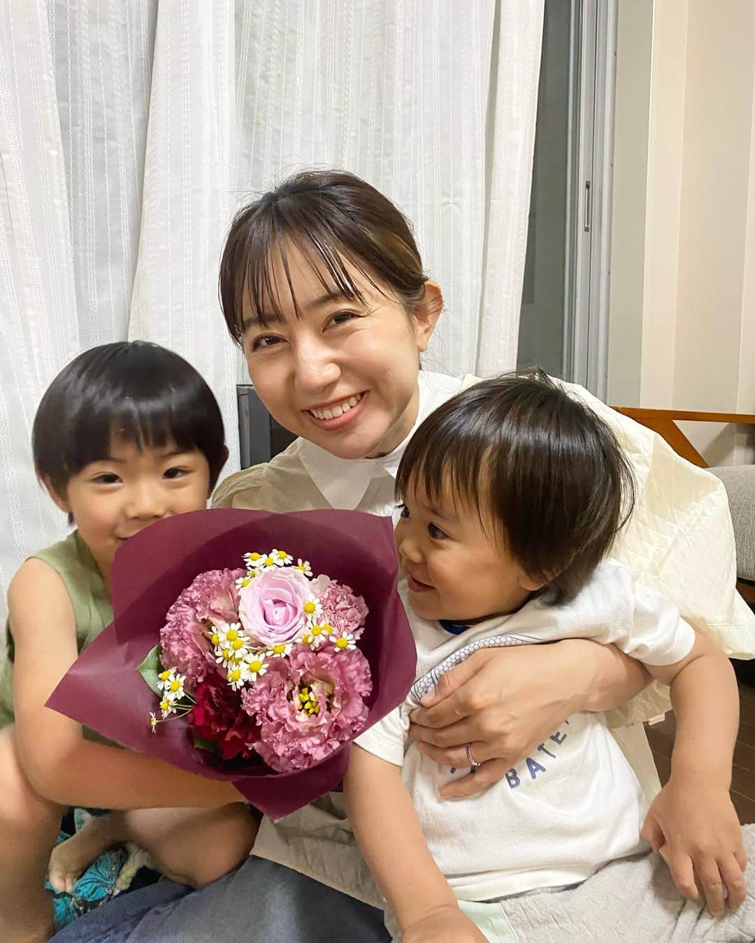豊崎由里絵のインスタグラム：「. 昨日で35歳になりまして！🥹 毎朝レギュラー出演しているTOKYO MX「モニフラ」の皆さんや堀潤さん、 昨日たまたま出演日とお誕生日がかぶっただけなのに 関西テレビ「スロイジ」のスタッフの皆さんまで たくさんお祝いしてくださいました😭 メッセージをくださった方々も、本当にありがとうございました！！  お仕事で返せるように頑張ります🙋🏻  そして、帰宅したら子どもたちから花束が🥹❤️ 35歳も全力で子どもたちと遊んで 笑い皺を増やしていきたいです。  ちなみに、夫によると もともとはユリの花を買いたかったそうなのですが、（私の名前がゆりえなので）  店員さん「百合の花は2本しかなくて、花束に出来ないんです。どうしても今日必要ですか？」  夫「そうなんです、妻の誕生日なので…。」  店員さん「でしたら花束は別の花で作りますが、百合の花もぜひ奥さまへプレゼントしてください！」  と、可愛い花束とは別に 2本のユリもサービスでくださったそうです😭❤️ 嬉しすぎて、 そのお花屋さんに一生通うと心に決めました🥹 #birthday #お誕生日　#35歳  #ちなみに結婚記念日でもある  ↑姉に言われて気付きました🤣」
