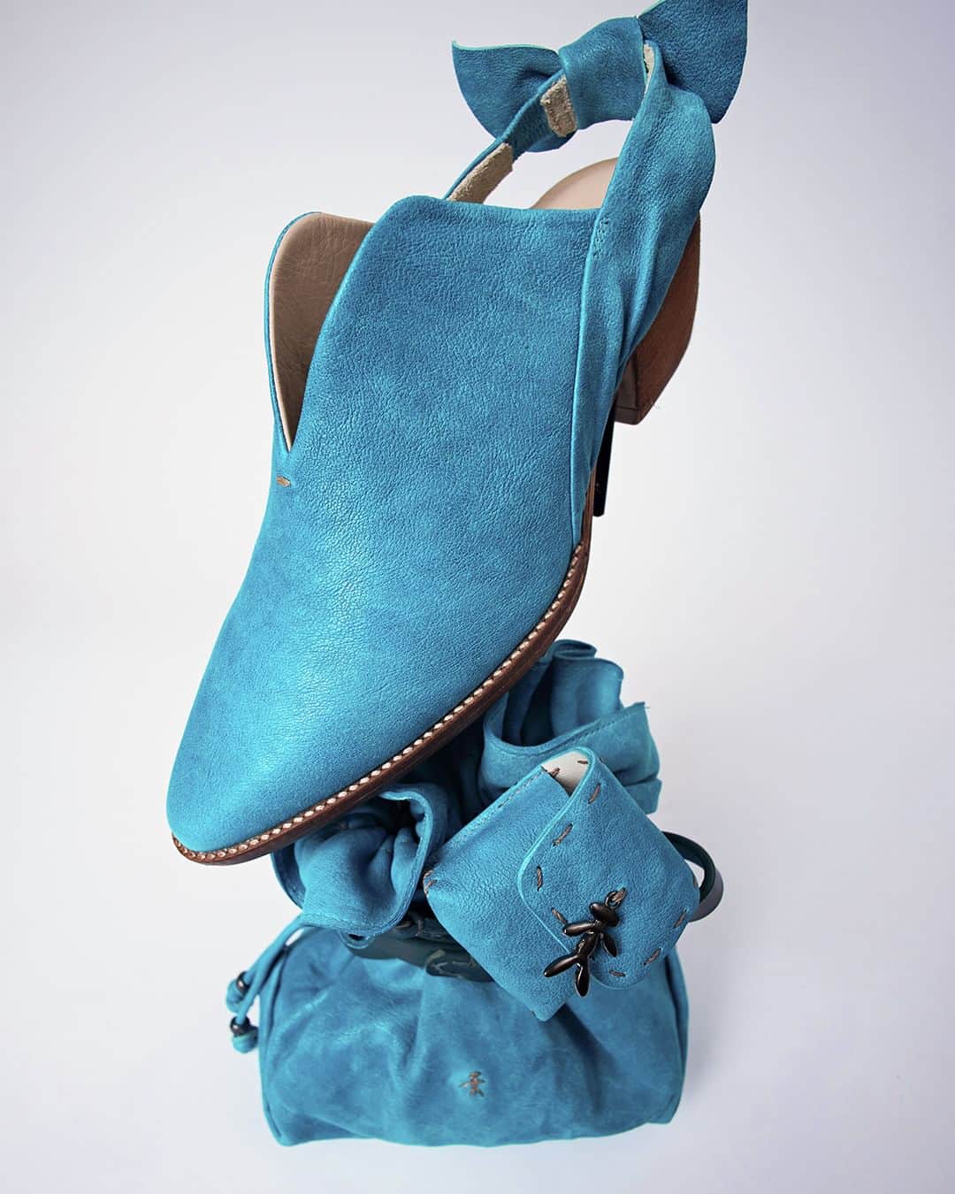 エンリーベグリンのインスタグラム：「An ideal monochrome styling in turquoise shade it also pairs with other neutrals for your spring attitude.   Explore all - click link in bio #HenryBeguelin #SS23 #instafashion #instastyle #womensfashion」