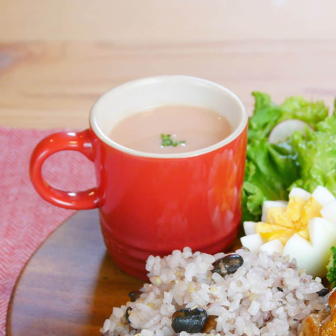 エバラ食品さんのインスタグラム写真 - (エバラ食品Instagram)「＼エバラ特製！ワンプレートごはん！／ . 〜てりやきチキン〜 エバラらしくメインディッシュはお肉で！ 大きめの鶏もも肉を「てりやきのたれ」で味付けしました＾＾甘辛い味わいでごはんにも野菜にも合いますよ♪ . ＜材料 2人分＞ 鶏もも肉 大1枚(約300g) エバラてりやきのたれ 大さじ4 サラダ油 適量 ＜作り方＞ 【1】鶏肉は余分な脂を取り除き、半分に切ります。 【2】フライパンに油を熱し、鶏肉を皮目から焼き、焼き色がついたら裏返し、弱火で中まで火を通します。 【3】キッチンペーパーなどで余分な脂を拭き取り、「てりやきのたれ」を加えて全体にからめます。 . 〜にんじんの浅漬けラペ〜 「浅漬けの素 プチスタイル」に漬けた千切りにしたにんじんは箸休めにぴったり！程よい酸味がクセになりますよ(*^_^*) . ＜材料 2人分＞ にんじん 小1本(約150g) エバラ浅漬けの素プチスタイル 適量(約75ml) ミント 適宜 ＜作り方＞ 【1】にんじんは長さ4～5cmの千切りにします。(千切りピーラーを使用すると便利です) 【2】【1】をポリエチレン袋(または保存容器)に入れて「浅漬けの素プチスタイル」を注ぎ、冷蔵庫で約20分漬けます。 【3】汁気をきって皿に盛り、できあがりです。 ※お好みでミントを添えてお召しあがりください。 . 〜ミックスビーンズのサラダ〜 こちらは「浅漬けの素 プチスタイル まろやか甘酢」にクミンシードを加えて漬けた、ほんのりスパイシーな一品です♪ . ＜材料 2人分＞ ミックスビーンズ(水煮) 100g エバラ浅漬けの素プチスタイル まろやか甘酢50ml クミンシード 小さじ1 サラダ油 大さじ1 ＜作り方＞ 【1】フライパンに油とクミンシードを入れて弱火にかけ、香りが出てきたらミックスビーンズを加えてさっと炒めます。 【2】【1】を器に入れて「浅漬けの素プチスタイル」を注ぎ、冷蔵庫で約20分漬けます。 . 〜簡単トマトミルクスープ〜 「プチッと鍋 寄せ鍋」にトマトジュースと牛乳を加えて作っています＾＾洋風と和風のいいとこ取りをした新しいスープですよ！ . ＜材料 2人分＞ トマトジュース(食塩無添加) 200ml 牛乳 100ml エバラプチッと鍋 寄せ鍋 1個 こしょう 少々 パセリ(みじん切り) 適宜 ＜作り方＞ 【1】鍋にトマトジュース・牛乳・「プチッと鍋」を入れて火にかけ、ひと煮立ちしたらこしょうで味をととのえて、できあがりです。 ※お好みでパセリをふってお召しあがりください。 ※冷蔵庫で冷やして冷製スープにしてもおいしく召しあがれます。 . ゆで卵(半分に切る) 1個 レタス(手でちぎる) 2枚 ミニトマト、ラディッシュ 適宜 雑穀ごはん 茶碗2杯分 . プレートに雑穀ごはん・照り焼きチキン・付け合わせを盛り付けて、できあがりです。」5月10日 16時30分 - ebarafoods