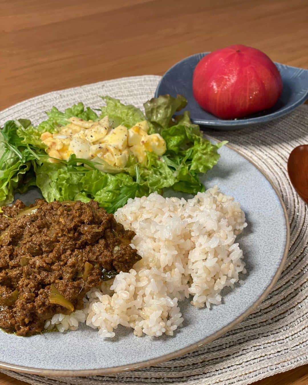 園原ゆかりさんのインスタグラム写真 - (園原ゆかりInstagram)「#おうちごはん 備忘録 📝  写真 ②マンドゥ入りプデチゲ ③サラダがメインの揚げ物祭り ④スパムおむすび ⑤茄子とピーマン炒め煮 ⑥帆立と人参の炊き込みご飯 ⑦チキンのマヨネーズカレー焼き ⑧野菜いっぱい餃子 ⑨ロールキャベツ煮込みの夜 ⑩ケラクの黒タンカレー  全部#簡単時短 です🙌 ケラク @kerakuspicecurry に至っては湯煎する手軽さ🙏 チキンカレーが一番好き  #ご自愛レシピ  #園原ゆかりのパパッとレシピ  #loungewear #home #casual  #foodie #homecooking #welcome #house #friends #comeover  #おうちごはん #普段料理 #おもてなし料理 #映える料理 #ホームパーティー #スパイスカレー #peace ✌️」5月10日 16時36分 - yucari0108
