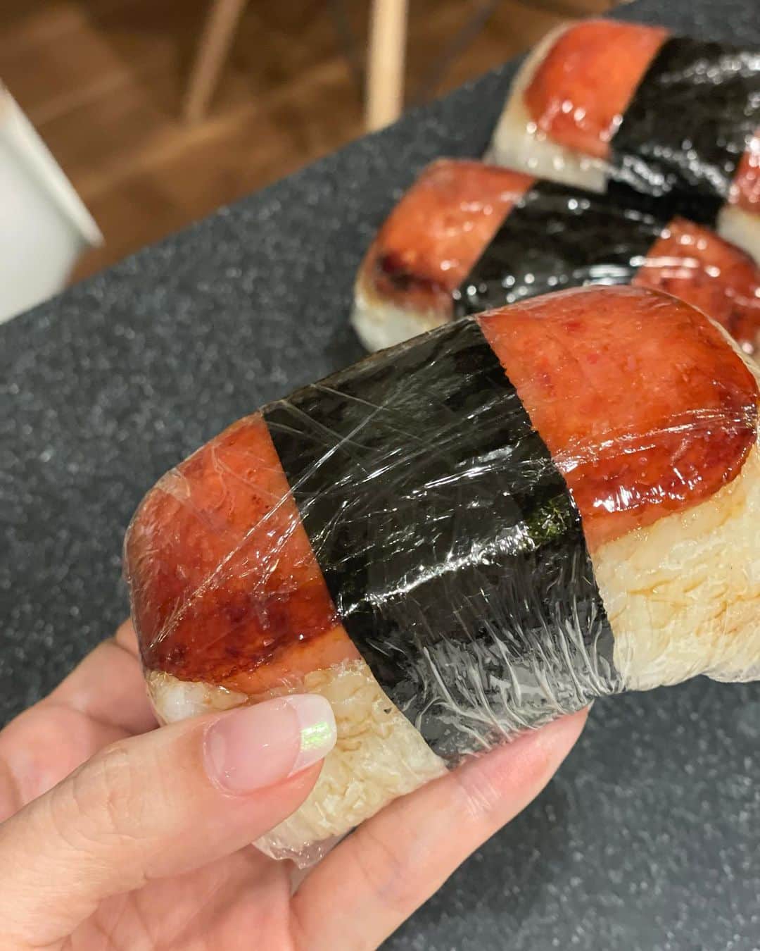 園原ゆかりさんのインスタグラム写真 - (園原ゆかりInstagram)「#おうちごはん 備忘録 📝  写真 ②マンドゥ入りプデチゲ ③サラダがメインの揚げ物祭り ④スパムおむすび ⑤茄子とピーマン炒め煮 ⑥帆立と人参の炊き込みご飯 ⑦チキンのマヨネーズカレー焼き ⑧野菜いっぱい餃子 ⑨ロールキャベツ煮込みの夜 ⑩ケラクの黒タンカレー  全部#簡単時短 です🙌 ケラク @kerakuspicecurry に至っては湯煎する手軽さ🙏 チキンカレーが一番好き  #ご自愛レシピ  #園原ゆかりのパパッとレシピ  #loungewear #home #casual  #foodie #homecooking #welcome #house #friends #comeover  #おうちごはん #普段料理 #おもてなし料理 #映える料理 #ホームパーティー #スパイスカレー #peace ✌️」5月10日 16時36分 - yucari0108