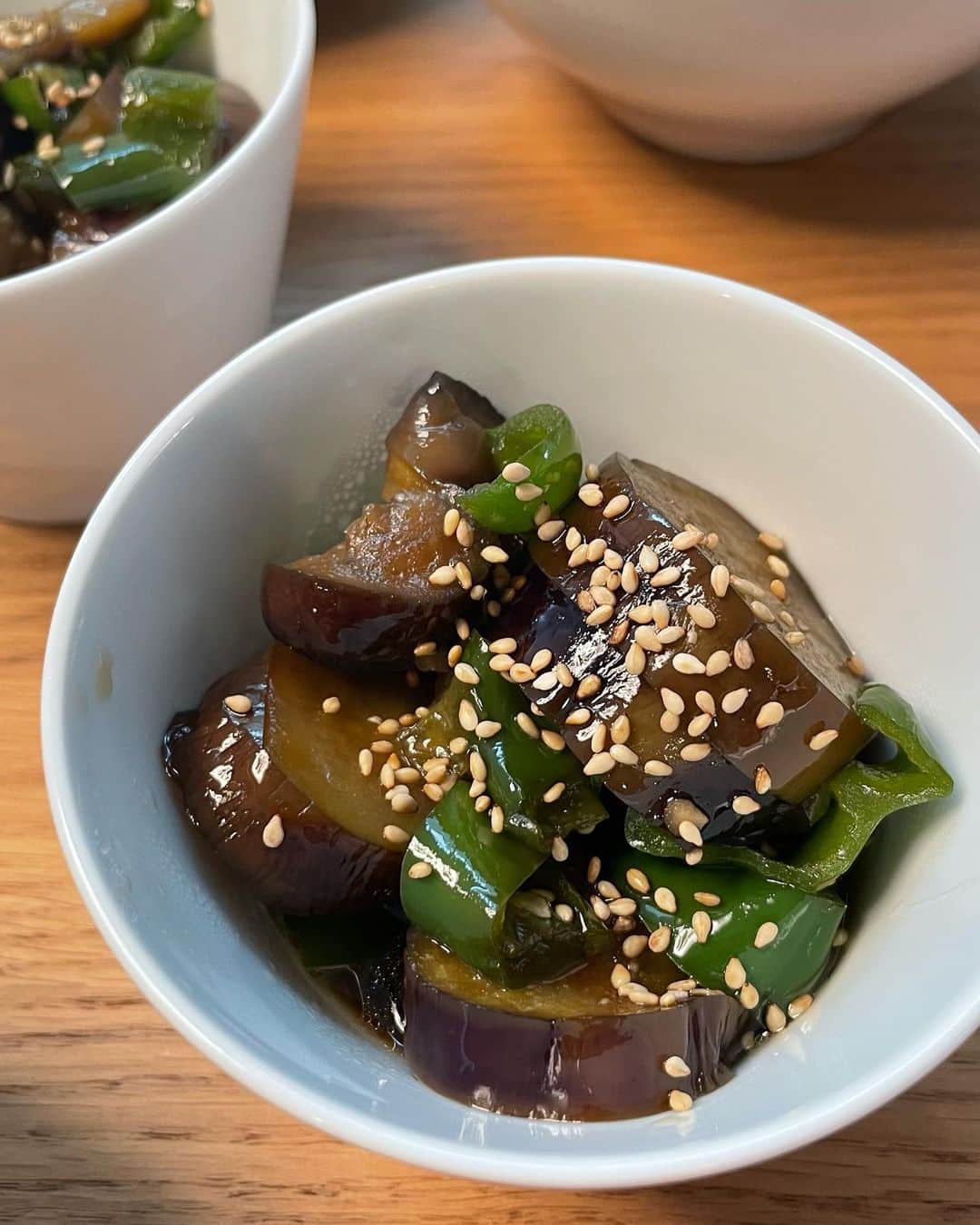 園原ゆかりさんのインスタグラム写真 - (園原ゆかりInstagram)「#おうちごはん 備忘録 📝  写真 ②マンドゥ入りプデチゲ ③サラダがメインの揚げ物祭り ④スパムおむすび ⑤茄子とピーマン炒め煮 ⑥帆立と人参の炊き込みご飯 ⑦チキンのマヨネーズカレー焼き ⑧野菜いっぱい餃子 ⑨ロールキャベツ煮込みの夜 ⑩ケラクの黒タンカレー  全部#簡単時短 です🙌 ケラク @kerakuspicecurry に至っては湯煎する手軽さ🙏 チキンカレーが一番好き  #ご自愛レシピ  #園原ゆかりのパパッとレシピ  #loungewear #home #casual  #foodie #homecooking #welcome #house #friends #comeover  #おうちごはん #普段料理 #おもてなし料理 #映える料理 #ホームパーティー #スパイスカレー #peace ✌️」5月10日 16時36分 - yucari0108