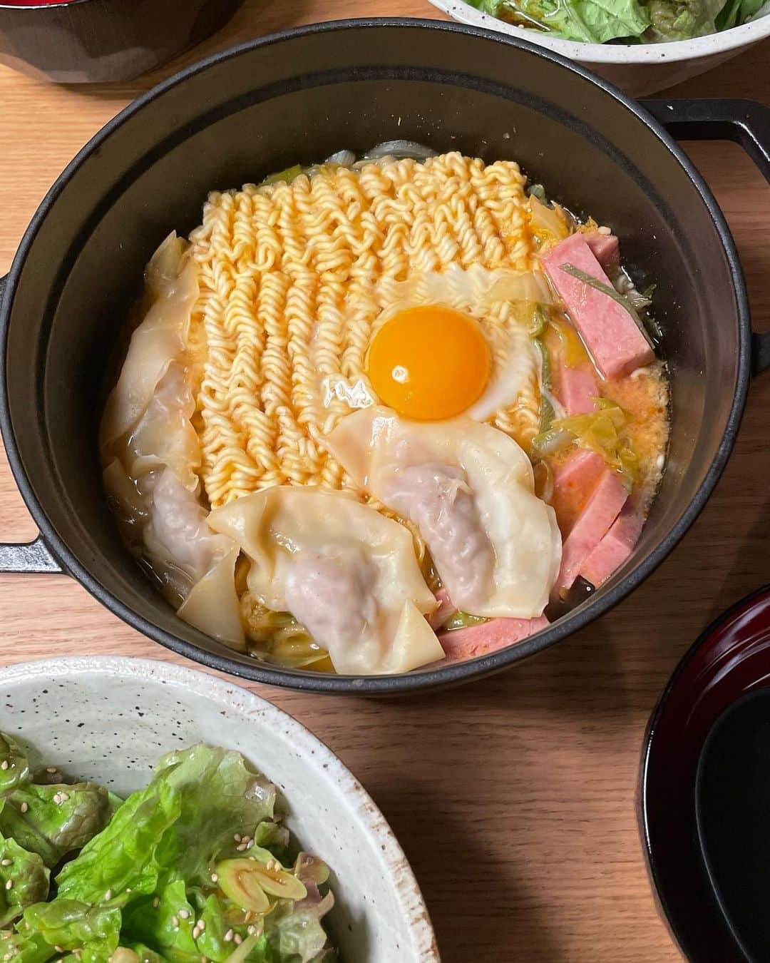 園原ゆかりさんのインスタグラム写真 - (園原ゆかりInstagram)「#おうちごはん 備忘録 📝  写真 ②マンドゥ入りプデチゲ ③サラダがメインの揚げ物祭り ④スパムおむすび ⑤茄子とピーマン炒め煮 ⑥帆立と人参の炊き込みご飯 ⑦チキンのマヨネーズカレー焼き ⑧野菜いっぱい餃子 ⑨ロールキャベツ煮込みの夜 ⑩ケラクの黒タンカレー  全部#簡単時短 です🙌 ケラク @kerakuspicecurry に至っては湯煎する手軽さ🙏 チキンカレーが一番好き  #ご自愛レシピ  #園原ゆかりのパパッとレシピ  #loungewear #home #casual  #foodie #homecooking #welcome #house #friends #comeover  #おうちごはん #普段料理 #おもてなし料理 #映える料理 #ホームパーティー #スパイスカレー #peace ✌️」5月10日 16時36分 - yucari0108