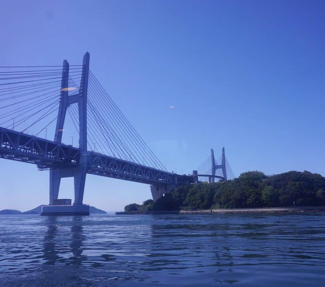 小林希さんのインスタグラム写真 - (小林希Instagram)「＼せとうち島旅フェス2023／ 開催に向けたプレスツアーに同行しました🙌 フェスの柱となる、インフラツアーと島旅クルーズ🚢 プレスのみなさんに体験していただきました😊 年に一度、このフェスの時だけ歩ける与島橋ウォーク。 わたしは、橋の造形美が好き。 ほんとに線が美しくて。 ちなみに、昨年は何人かメディアの方も、高所につき脱落してたけど、 今年はみなさんスイスイ歩いて、 私だけ残念な人だった😇  クルーズは、橋梁の下をくぐりーの、本島へ🚢 本島では、さかな部の大石さんが サワラの解体ショーをしてくれて、 タコ飯まで準備してくれていましてた。 あたたかなおもてなしが嬉しかったです🙏 フェス本番でも、解体ショーをしてくださるそうです🐟  昨夜さっそく、NHK香川でフェスのことが放送されたのは確認しました🫡 そして個人的には、昨秋ぶりに、ようやく讃岐広島に帰れて嬉しかった🥺  5月21日は与島で待ってます✨  #せとうち島旅フェス2023 #与島  #与島パーキングエリア  #本四高速  #島旅クルーズ #インフラツアー  #マルシェ #sdgs」5月10日 16時41分 - nozokoneko