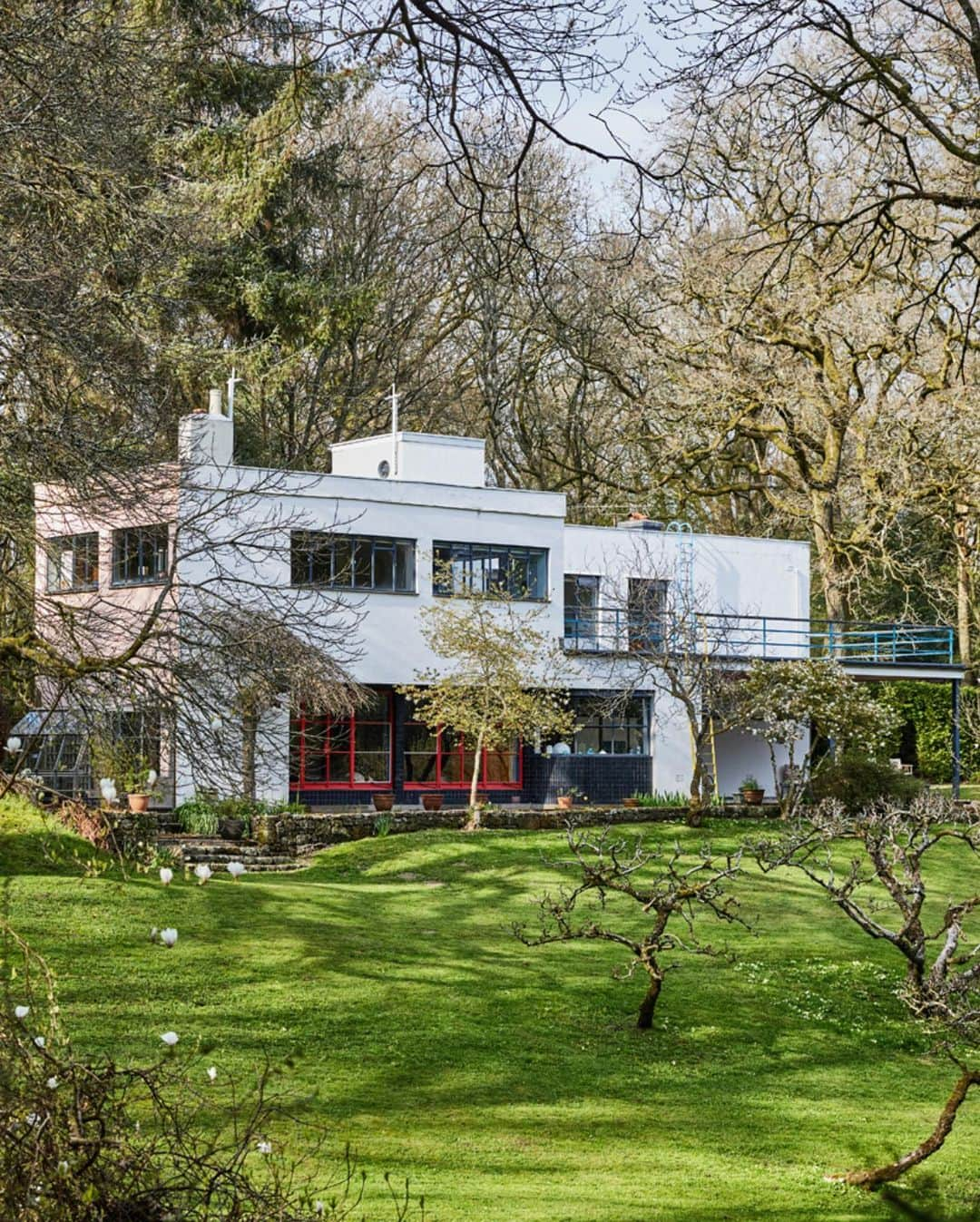 The Modern Houseさんのインスタグラム写真 - (The Modern HouseInstagram)「#forsale Modern Masterpiece: an extraordinary Grade II*-listed 1930s home in Somerset, set in extensive gardens and ancient woodland.  Go to the link in our bio to see the sales particulars.  Coombe Street, Pen Selwood, Somerset.」5月10日 16時51分 - themodernhouse