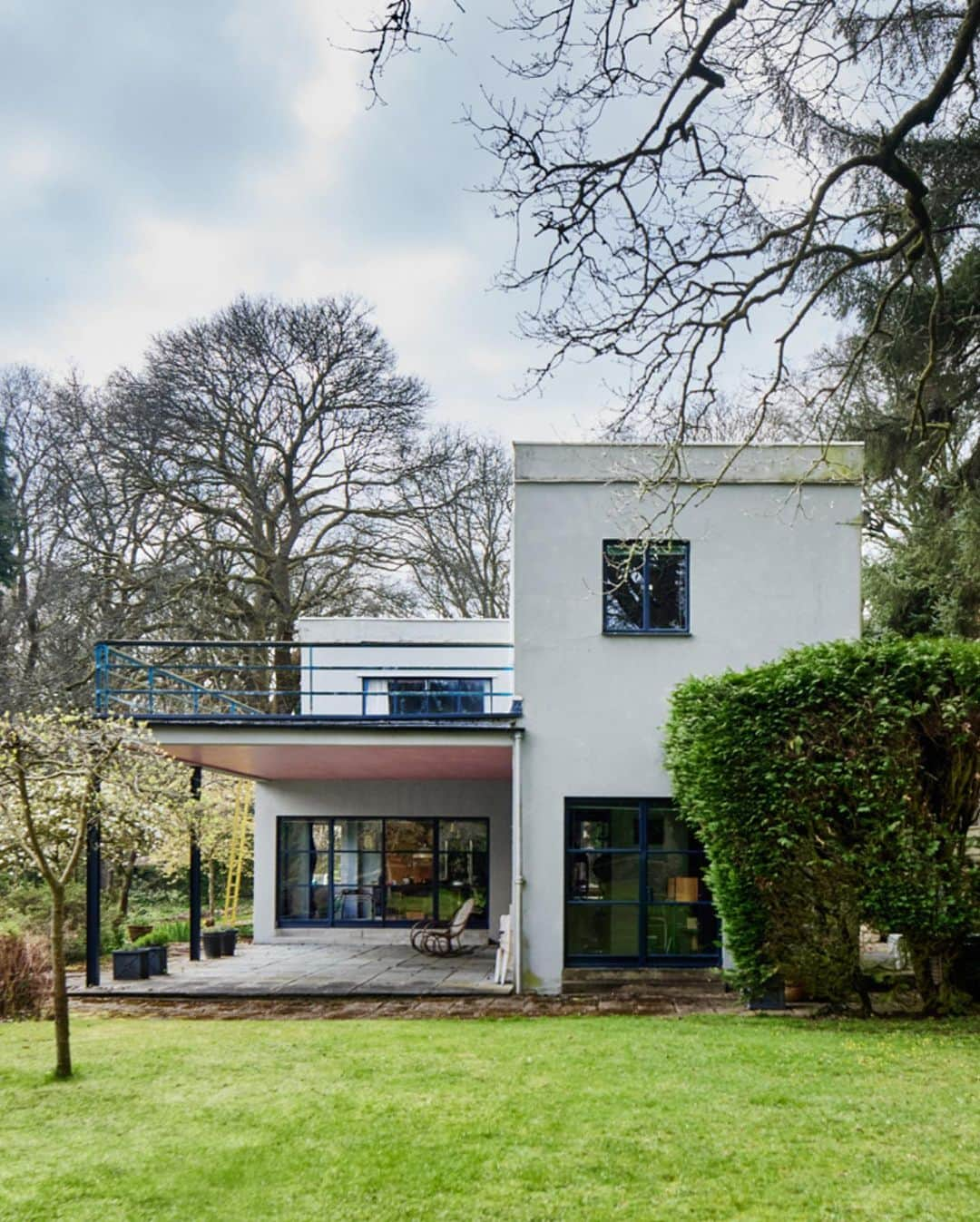 The Modern Houseさんのインスタグラム写真 - (The Modern HouseInstagram)「#forsale Modern Masterpiece: an extraordinary Grade II*-listed 1930s home in Somerset, set in extensive gardens and ancient woodland.  Go to the link in our bio to see the sales particulars.  Coombe Street, Pen Selwood, Somerset.」5月10日 16時51分 - themodernhouse