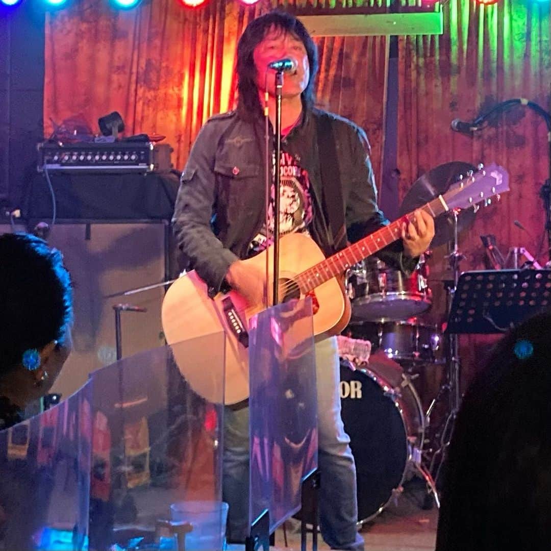 田中和のインスタグラム：「5/7地元の市大通り@音小屋初めてお邪魔しました、最高でした！  きよみちゃん・シズヲちゃん・締めは最高Wolf兄貴。 他演者の皆さんもお客さんも 大物フォーク歌手きよみちゃんに寄り添う(笑)とても素敵な宴でした！ありがとうございました〜 #wolf  #音小屋」