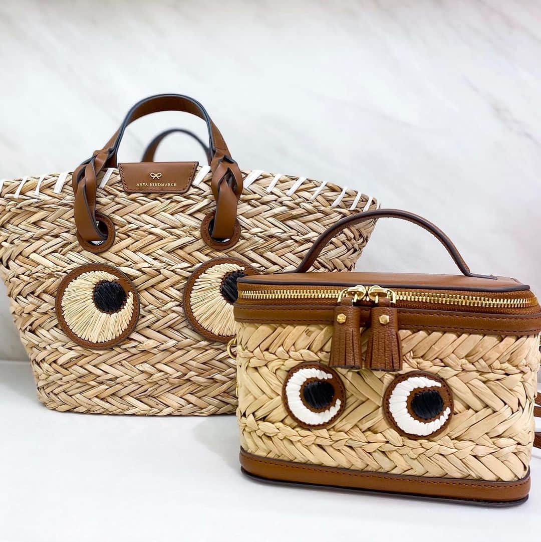 HANKYU.MODEさんのインスタグラム写真 - (HANKYU.MODEInstagram)「. 【Anya Hindmarch】 Anya Hindmarch 23SS NEW ARRIVAL At 1F Bag Gallery  「Anya Hindmarch」から、人気の「Eyes」モチーフのバスケットが登場。 また初夏にぴったりな海の生き物をイメージした遊び心溢れるクロスボディなどをご紹介。  Page1 左）バッグ (W39×H21×D13cm) 66,000円 右）バッグ (W17.5×H11×D11.5cm) 63,800円  Page2-3　ポーチ　(W16×H8×D7cm) 各36,300円 Page4　バッグ　(W24×H19×D8cm) 63,800円  Page5　 左）バッグ　(W29×H9×D13cm) 63,800円 右）バッグ　(W29×H14×D4.5cm) 61,600円  Page6-7 バッグ　(W18×H13×D6cm) 各63,800円  #anyahindmarch #アニヤハインドマーチ #hankyumode #hankyu #阪急百貨店 #阪急本店 #うめはん #ファッション #トレンドファッション #23ss #バッグ #ラフィア #天然素材 #ポーチ #eyes #ラフィアバッグ」5月10日 16時49分 - hankyumode