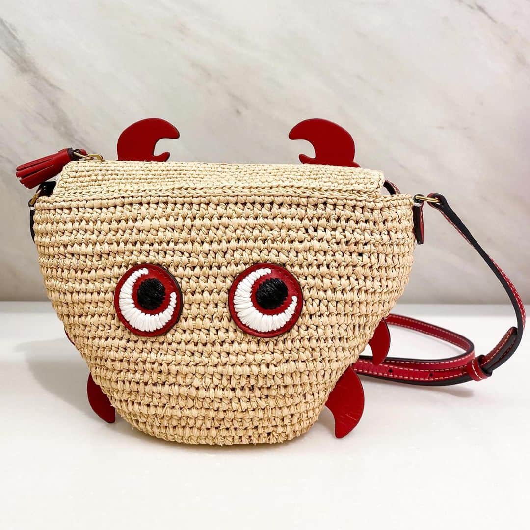 HANKYU.MODEさんのインスタグラム写真 - (HANKYU.MODEInstagram)「. 【Anya Hindmarch】 Anya Hindmarch 23SS NEW ARRIVAL At 1F Bag Gallery  「Anya Hindmarch」から、人気の「Eyes」モチーフのバスケットが登場。 また初夏にぴったりな海の生き物をイメージした遊び心溢れるクロスボディなどをご紹介。  Page1 左）バッグ (W39×H21×D13cm) 66,000円 右）バッグ (W17.5×H11×D11.5cm) 63,800円  Page2-3　ポーチ　(W16×H8×D7cm) 各36,300円 Page4　バッグ　(W24×H19×D8cm) 63,800円  Page5　 左）バッグ　(W29×H9×D13cm) 63,800円 右）バッグ　(W29×H14×D4.5cm) 61,600円  Page6-7 バッグ　(W18×H13×D6cm) 各63,800円  #anyahindmarch #アニヤハインドマーチ #hankyumode #hankyu #阪急百貨店 #阪急本店 #うめはん #ファッション #トレンドファッション #23ss #バッグ #ラフィア #天然素材 #ポーチ #eyes #ラフィアバッグ」5月10日 16時49分 - hankyumode