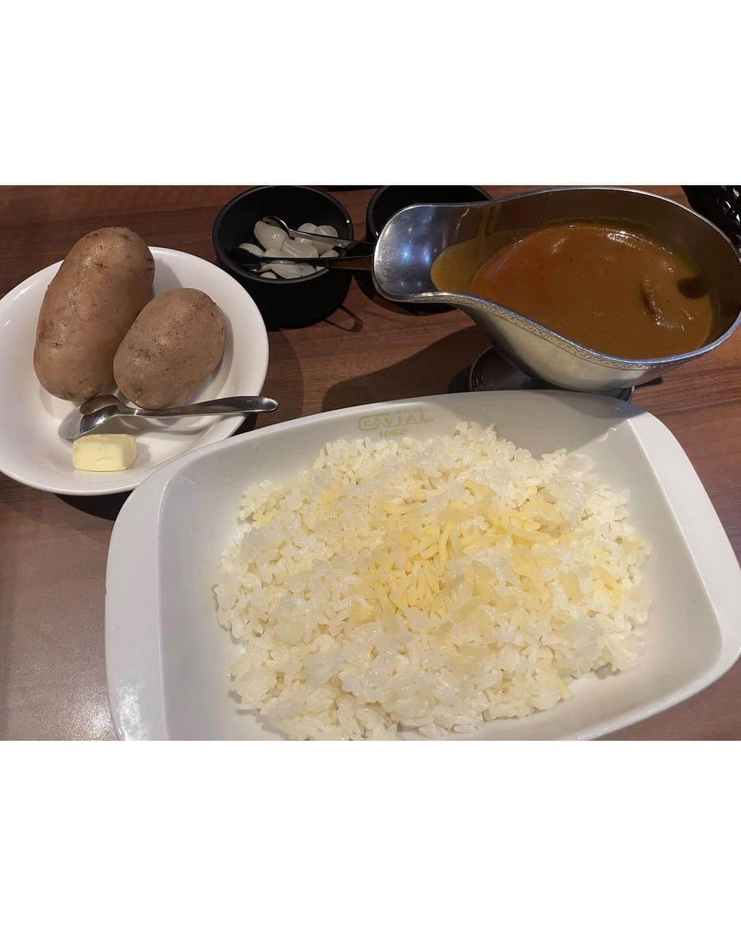 青山草太のインスタグラム：「カレーの激戦区神保町でも 行列になっている  欧風カレー「ガヴィアル」 頼んだのはビーフカレー。  中辛を頼んだんだけど 入れた瞬間は甘く出口にスパイスの辛さが残る感じが、次の食欲をかき立てますねー。  ご飯に乗っているチーズも味をマイルドにしてくれるのでまた旨さが増します。  じゃがいもバターも変化をつけれるので嬉しい！  今度はシーフードも食べてみたい！  #青山草太#sotaaoyama #カレー#curry #欧風カレー #ガヴィアル #神保町#jimbocho #美味しく #いただきました」