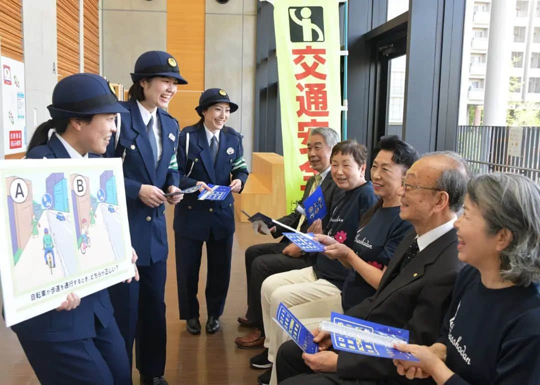 大阪府警察さんのインスタグラム写真 - (大阪府警察Instagram)「【願いはひとつ、みんなの交通安全】 交通総務課 交通安全教育班は、大阪府内の各地で幅広い年齢層の方々に交通安全教育を行っています。 交通安全教育班は、一人でも多くの方が交通事故の被害に遭わないよう、願いを込めて、日々の教室の中で交通安全を伝えています。  ＼春の全国交通安全運動を実施中！／ 令和5年5月11日から20日までの10日間、春の全国交通安全運動を実施しています。 〈全国重点〉 ◼️こどもを始めとする歩行者の安全の確保 ◼️横断歩行者事故等の防止と安全運転意識の向上 ◼️自転車のヘルメット着用と交通ルール遵守の徹底 〈大阪重点〉 ◼️二輪車の交通事故防止  みなさん、交通ルールを守って、大切な命を守りましょう！  #大阪府警察公式 #大阪府警察 #大阪府警 #府警 #警察 #警察官 #女性警察官 #おまわりさん #交通安全教育班 #交通安全教室 #交通安全 #願いを込めて #春の全国交通安全運動 #交通ルール #大切な命 #守りましょう #府民を守る」5月10日 17時00分 - fukei_koho