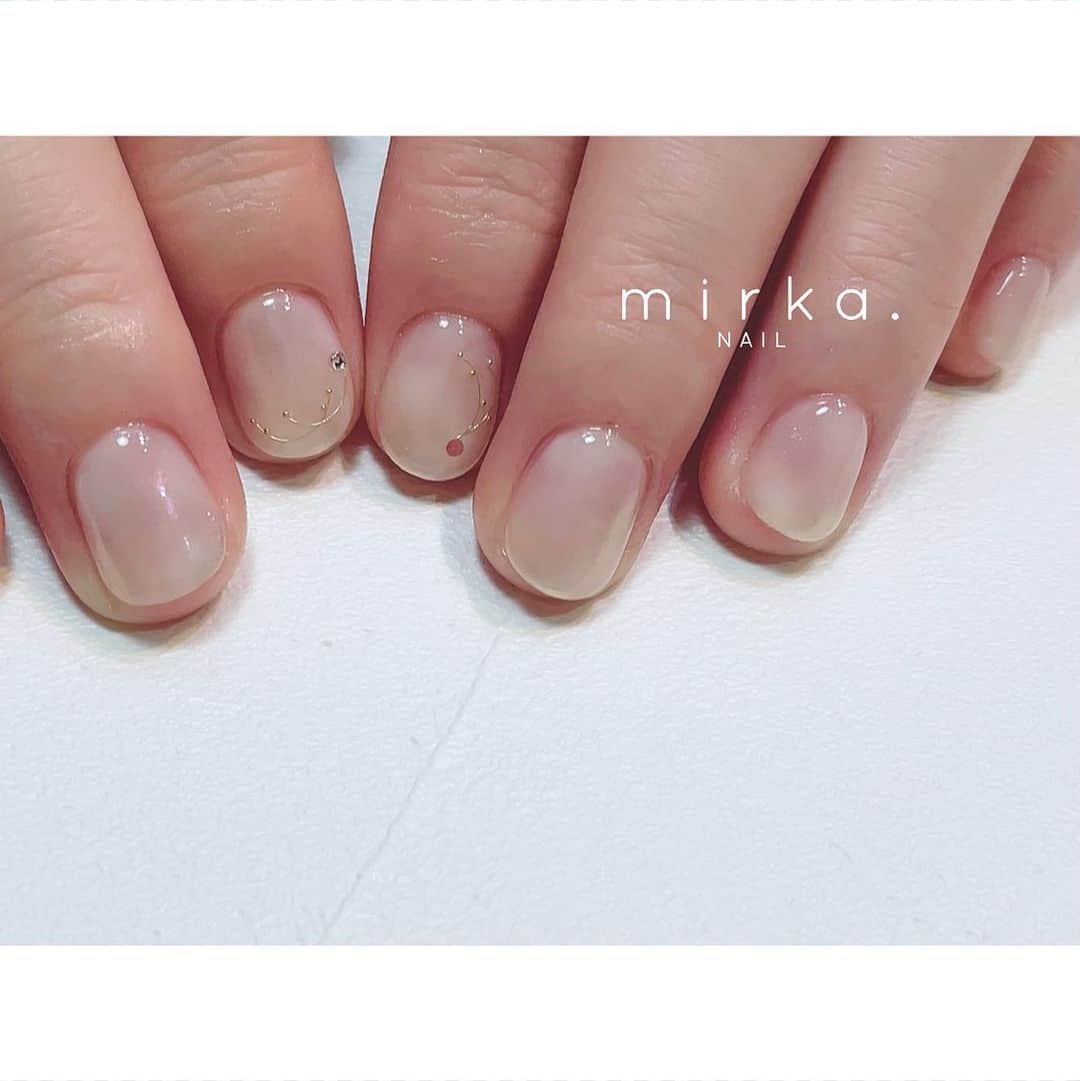 mirka. NAIL(ミルカネイル)のインスタグラム：「⁡ ⁡ white ⠜ ⁡ ⁡ 肌なじみのいいホワイトネイルに オーロラパウダーでさりげなくキラキラ✳︎ ⁡ ………………………………………………………… ⁡ ご予約、お問い合わせは LINE ID⇒ @mirka.nail (@含む)まで。 ⁡ ご新規様はハイライトの「ご案内」と「ご予約方法」を必ずお読みいただいてからご予約くださいますようお願いいたします。 空き状況や詳細はLINEの投稿からご確認ください。 ⁡ ⁡ ⁡ ⁡ #mirkanail#nails#nail#nailart#naildesign #ショートネイル#ネイルアート#ネイルデザイン#ネイル#大人ネイル#シンプルネイル#オフィスネイル#ニュアンスネイル#ナチュラルネイル#カジュアルネイル#ショートネイルデザイン#美甲#春ネイル#春ネイル2023 #プライベートサロン#プライベートネイルサロン#東京ネイルサロン#東京ネイル#江東区ネイルサロン#森下#清澄白河 ⁡#mirkabridalnail」