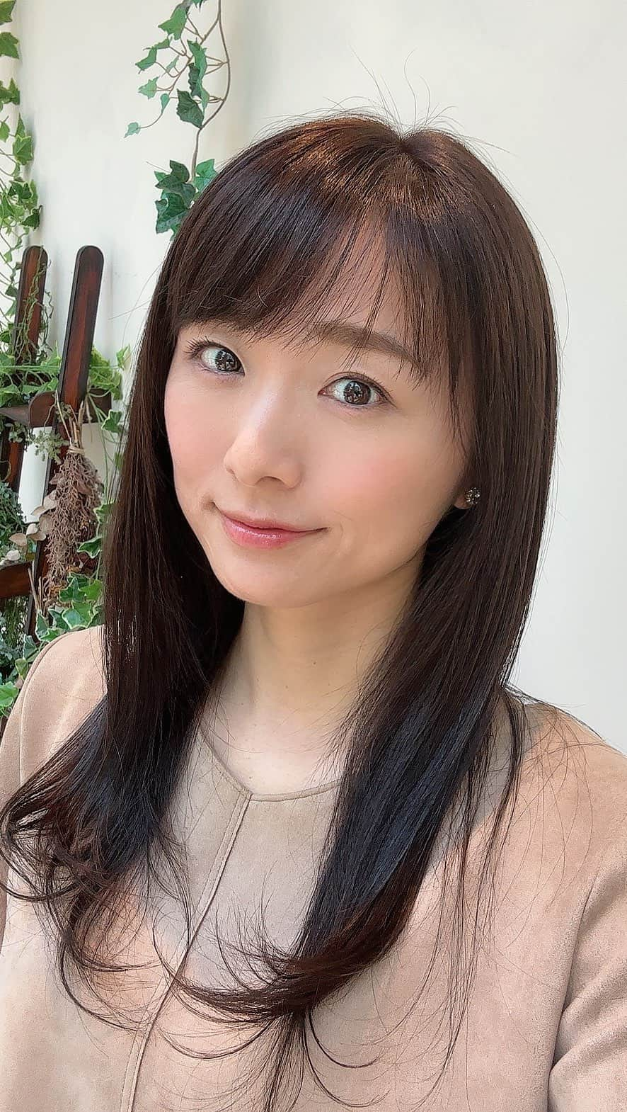 今井美穂のインスタグラム：「⁡ 5月は緑が気になります☺️🌱 ⁡ 久々のカラーはグリーンベージュ✨ しっかりトリートメントもして頂き 艶さらヘア〜😊 ⁡ ストレートアイロン ヘアビューロン27Dの威力がすごすぎて 欲しくなりました🥹💓 ⁡ ⁡ ネイルもキラキラグリーン🌱💅 ⁡ 美容のプロたちのおかげで、 素敵に仕上げて頂きやる気アップ✊  @caelumaveda  @chihiro.nail_niigata   ありがとうございます☺️🌸 ⁡ 今月もお仕事に育児に勉強に頑張ろう✨🙌 ⁡ ⁡ #美容 #5月 #ヘアカラー #ネイル」