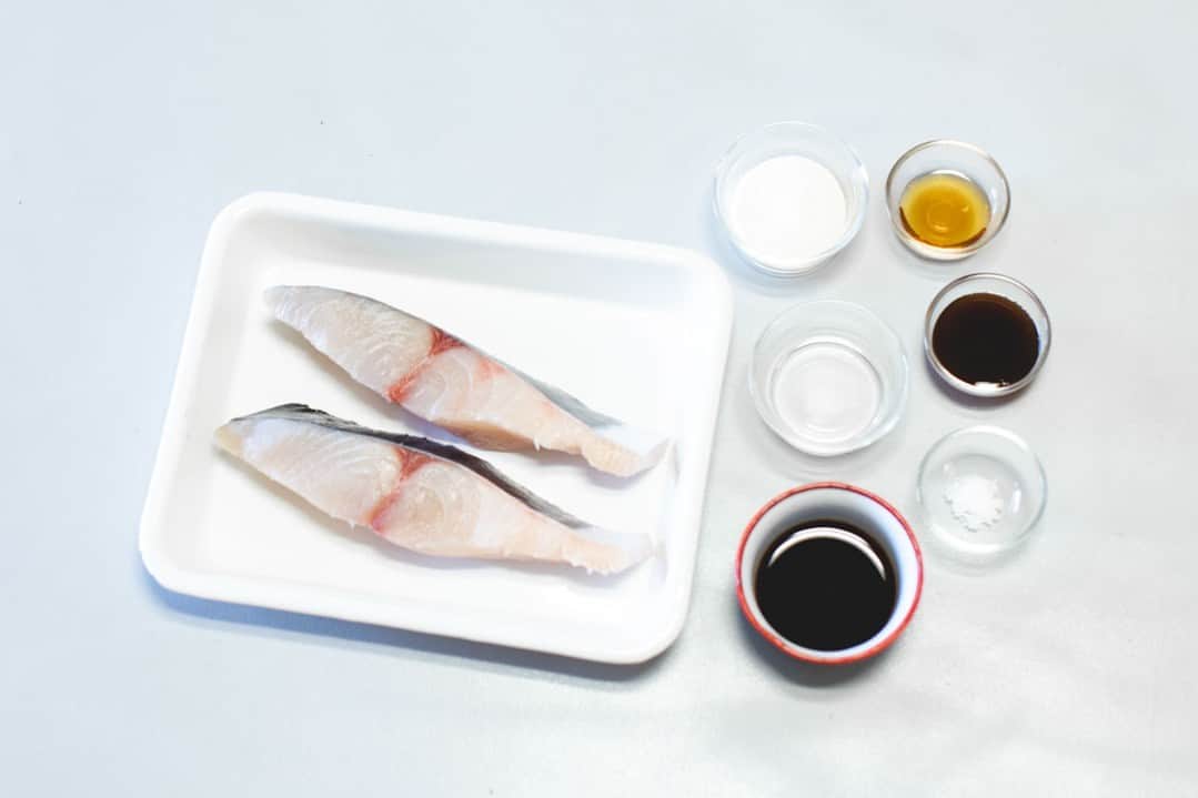 北欧、暮らしの道具店さんのインスタグラム写真 - (北欧、暮らしの道具店Instagram)「食べたくなったらお水と煮るだけ。 旨味たっぷり「さわらの中華風漬け」 . - - - - - - - - - - - - - - - - -  疲れた日にこそ、魚が食べたい。  それこそ平日夜に作れるくらい簡単で、 とびきり旨くて、じんわり染みる優しい味に 泣けてくるものがいい。  そんなワガママな願いを叶えるため、 料理家の中山智恵さんに レシピを教えていただきます。  週末に買った切り身魚を、 帰宅後ただ調味料に漬けておくだけで、 その週の疲れた夜もさっと一品完成。 しかも冷蔵だと3日、冷凍だと3週間ほどの 保存が可能です。 . - - - - - - - - - - - - - - - - - じんわりあったか、旨味しみしみ さわらの中華風漬け - - - - - - - - - - - - - - - - -  【材料（2人前）】 ・さわらの切り身 …2切れ（1切れ約100g） ・塩 …少々  漬けダレ ・酒 …大さじ2 ・醤油 …大さじ1 ・砂糖 …大さじ1 ・オイスターソース …小さじ2 ・ナンプラー …小さじ1  【作り方】 ❶魚を漬ける 魚表面の水気を軽く拭き、塩少々を両面にふる。 10分ほど置いて、 表面に浮いてきた水気を再度拭きとる。 漬けダレの材料を混ぜ、魚を漬けたら完成！  ＜漬け時間＞ おおよそ半日程度（6時間）〜  ＜保存期間のおおよその目安＞ 冷蔵：3日程度 冷凍：3週間程度  ※魚が重ならないように、 冷蔵庫もしくは冷凍庫の 平らなところで漬けましょう。 厚みがあるものは時々上下を返すと まんべんなく漬かります。  ❷あとは煮るだけ 冷蔵でも冷凍でも、 取り出してそのまますぐに使えます。  魚の皮目を上にして、タレも全て鍋に入れる。 水（250cc）を加えて強火にかける。 スタート時の煮汁量は「ひたひた」が目安。 これより少ないなら水を足す。 沸騰したらアクをとり、弱めの中火にする。 落とし蓋をし、煮汁が全体にまわるよう 6〜7分（冷凍の場合はもう少し長めに）煮る。 身をとりだし、煮汁を煮詰めて完成！  . - - - - - - - - - - - - - - - - - ■ 中山さん  「この『おさかな漬け』を キレイに煮るコツは、皮目を上にし、 煮汁がひたひたの状態で煮始めること。  味のベースが決まっているので、 仕上がりの味わいを調整できるのが、 このレシピならではの良さです。 その日の気分や献立のバランスで、 おおらかに作ってくださいね。  他にブリや鮭、タラなどを使っても。 煮汁にごま油を入れると プリッと仕上がりますし、 黒胡椒や唐辛子、シナモンや八角などの スパイスを組み合わせても美味しいですよ。 ぜひ色々と試してみてください」 . - - - - - - - - - - - - - - - - - . #kitchen#kitchendesign#kitchenware#food#foodstagram #レシピ#魚料理#魚#さわら#作り置き#おつまみ#おつまみレシピ#夜ごはん#昼ごはん#おかず#中山智恵 さん#家じかん#料理#キッチン#キッチン雑貨#シンプル#シンプルライフ#シンプルデザイン#暮らしを楽しむ#日々の暮らし#北欧#暮らし#北欧暮らしの道具店」5月10日 17時03分 - hokuoh_kurashi