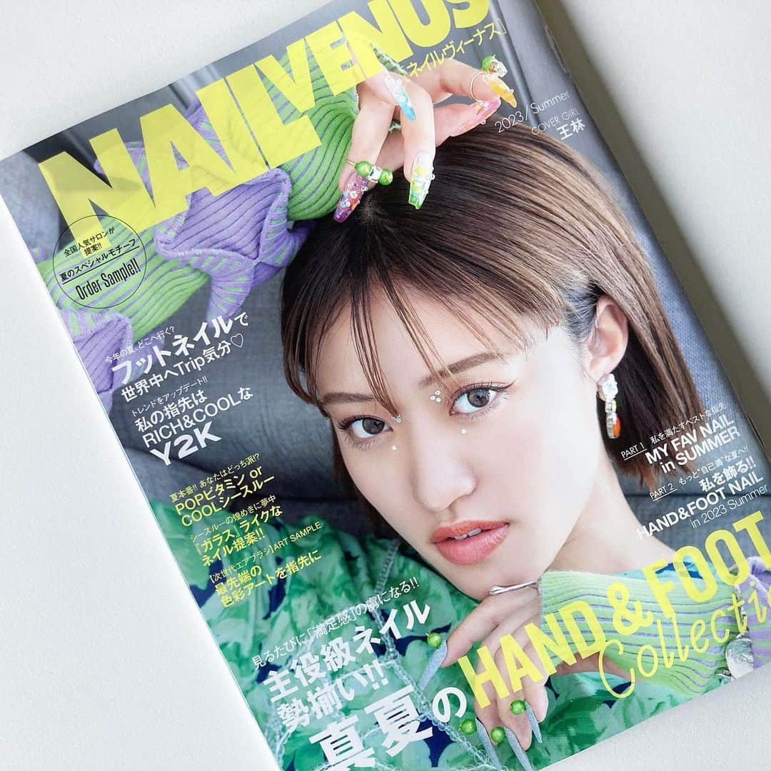 宇田川大輔さんのインスタグラム写真 - (宇田川大輔Instagram)「『NAIL VENUS（5月12日発売号）』最新号【2023_Summer】の表紙ビジュアル情報解禁！！  バラエティ番組やドラマ、CMで大活躍中の【王林】さんが本誌カバーに初出演!!　キュートなルックスと抜群のスタイル、そして地元愛に満ちた飾らない津軽弁で、常に周りを魅了する王林さんが本誌初登場!! カバーストーリーでは、そんな王林さんのネイル＆ファッションシューティングと本音インタビューをお届けします。  特集では、「主役級ネイル勢揃い! 真夏のハンド＆フット」、「フットネイルで世界中へTrip気分♡」、「シースルーの煌めきに夢中 「ガラス」ライクなネイル提案!!」、「夏本番!! あなたはどっち派!? POPビタミン or COOLシースルー」、「ブランドディレクター・エデュケーターのお仕事とは!?」、「抜かりない”美”は夏に作る!! ハンド＆フットケアで魅せる肌&爪に」、「今、すごく知りたいこと!! 日本人が活躍する。海外ネイル事情」など、最新のネイル＆フットネイルの情報が目白押しに。  『NAIL VENUS』最新号は、いつも以上に内容が濃く深く、そして多彩に。とてつもなくハイカロリーな一冊になりました。そんな最新号の制作にご尽力いただきました、多くのネイリスト様をはじめ、演者の方々、メーカー様、サロンオーナー様、そしてスタッフに感謝申し上げます。皆さんのエッジの効いたアイディアなしでは、このような傑作級の１冊は作れなかったと思います。毎回、皆様のクリエイティビティの高さには、驚きと共感を強く感じております。いつも変わらず、心から感謝申し上げます。『NAIL VENUS』編集部一同  ▪️Cover Staff Model_OURIN（@ourin_ringoooo） Photo_Junji Moroi（@junjimoroi） Nail Art_Chieko Nakayama（@chiekonakayama） Styling_Mana Hakushima（@lury.mh） Hair&Make_Arisa Muramiya（@arisa_muramiya） Design_Yoshitatsu Yamaya（mahgra_official） Edit_Daisuke Udagawa（@udagawadaisuke）  #王林 #ourin #NAILVENUS #ネイルヴィーナス #5月12日発売」5月10日 17時07分 - udagawadaisuke