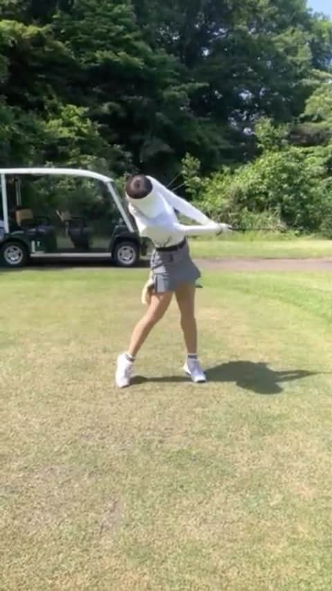akari♡ 小林あかりのインスタグラム：「フィニッシュの左手がこんなにも曲がっているのは自分でも驚き☺️ テイクバック意識してるつもりでもまだまだ、、  ゴルフ大好きだけど日焼け対策命☺️ スコアはまだ教えられません☺️笑  #ゴルフ女子 #ゴルフスイング #南野ゴルフ #わたなべ先生のお陰様⛳️✨」
