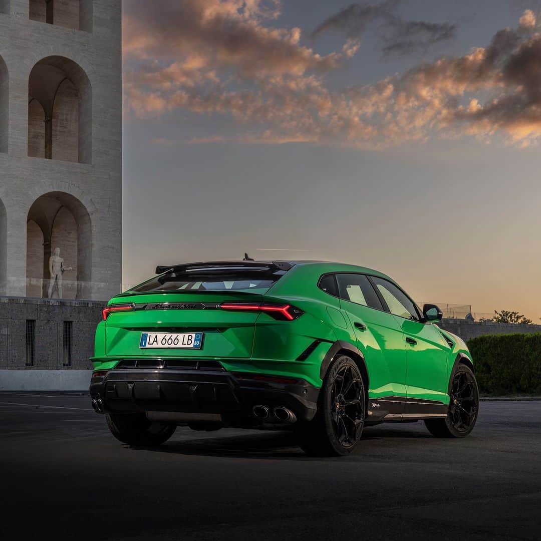 ランボルギーニのインスタグラム：「Okay, let’s describe this for you:  1),2) and 3) What you can see from the outside. It’s still a performance, but in terms of beauty. 4) The exact point where performance begins. 5) The exact point where power lives (a 4.0-liter V8 twin-turbocharged engine).  #Lamborghini #UrusPerformante #ForBarRaisersOnly __ Urus Performante: fuel consumption combined: 14,1 l/100km (WLTP); CO2-emissions combined: 320 g/km (WLTP)」