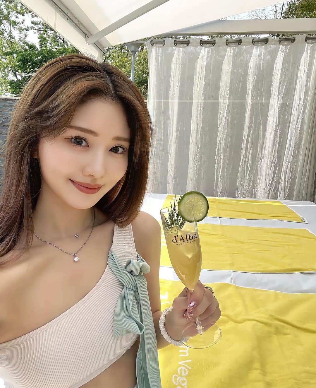 一木美里さんのインスタグラム写真 - (一木美里Instagram)「𝐝'𝐀𝐥𝐛𝐚 : 𝐏𝐫𝐢𝐯𝐚𝐭𝐞 𝐬𝐮𝐦𝐦𝐞𝐫 𝐎𝐚𝐬𝐢𝐬🧡🩵  ミストもサンクリームも、10本以上はリピートしてるdAlbaのparty♡顔はトーンアップ、ボディはウォータフルを愛用しています🥰  @dalba_japan #ダルバ #ダルバサンクリーム #dalba #韓国コスメ #韓国スキンケア」5月10日 17時19分 - misato_ichiki