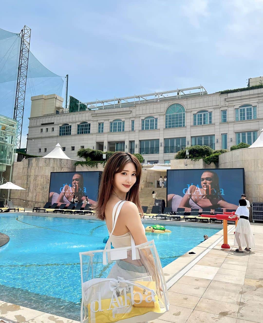 一木美里さんのインスタグラム写真 - (一木美里Instagram)「𝐝'𝐀𝐥𝐛𝐚 : 𝐏𝐫𝐢𝐯𝐚𝐭𝐞 𝐬𝐮𝐦𝐦𝐞𝐫 𝐎𝐚𝐬𝐢𝐬🧡🩵  ミストもサンクリームも、10本以上はリピートしてるdAlbaのparty♡顔はトーンアップ、ボディはウォータフルを愛用しています🥰  @dalba_japan #ダルバ #ダルバサンクリーム #dalba #韓国コスメ #韓国スキンケア」5月10日 17時19分 - misato_ichiki