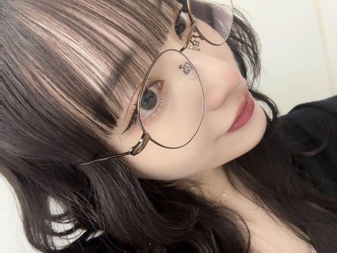 山田愛奈のインスタグラム：「.  度入り眼鏡デビューしてから 日常の見え方が違い過ぎて 感動している山田です..  縁がしっかりしてる眼鏡がすき だけれど、度入りは細めにしました 楽だなあ〜」