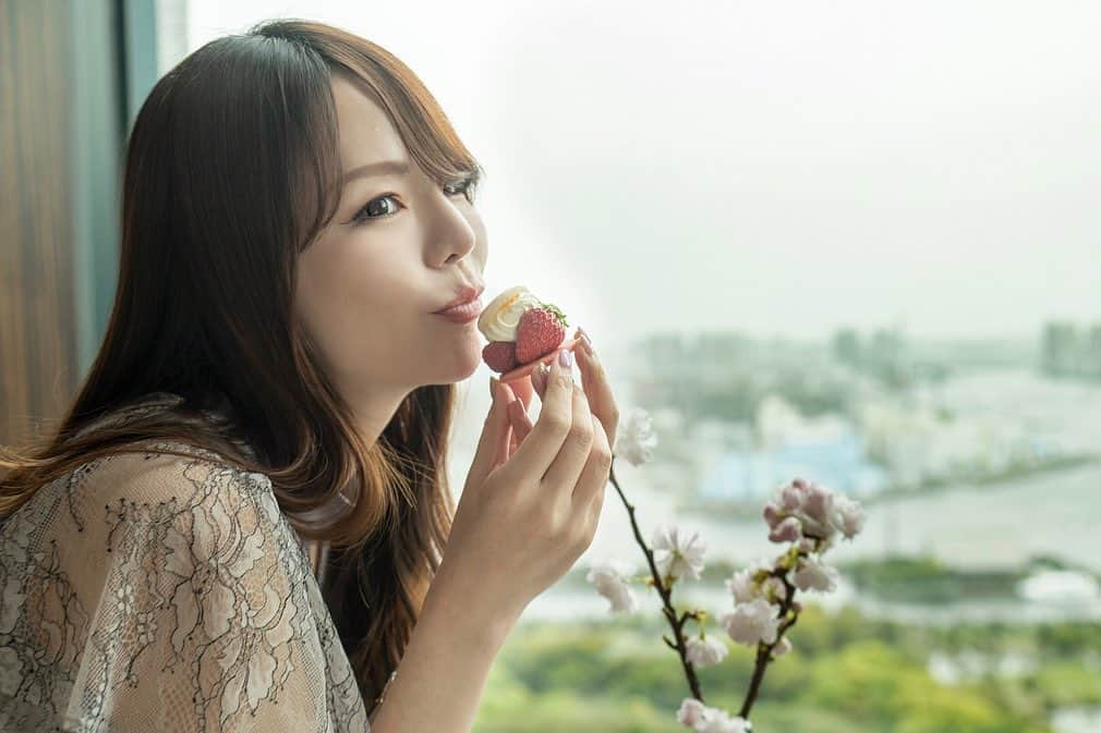 Mikaさんのインスタグラム写真 - (MikaInstagram)「『Sakura Strawberry Afternoon Tea 』  先月のコンラッド東京にて (*´艸`)ﾌﾌﾌｯ♡  愛媛でいつもお世話になってるちーちゃんと苺づくしのスイーツ頂きました🍰🧁🍓  TWENTYEIGHT BAR & LOUNGE  @conrad_tokyo  ・ ・ ・ photo by @chikoinoue 📸 model @mikarin_portrait  ・ ・ ・ ・ follow me💋  #誰かの記憶に残る写真 #ファインダー越しの私の世界 #ポトレファン倶楽部 #その瞬間は永遠の思い出 #ポトレ女子 #コンラッドアフタヌーンティー #コンラッド東京 #コンラッド東京アフタヌーンティー  #ヌン活  #アフタヌーンティー東京  #ストロベリーアフタヌーンティー #アフタヌーンティー部  #アフタヌーンティー好きな人と繋がりたい  #アフタヌーンティーのある暮らし  #ヌン活女子  #ヌン活好きな人と繋がりたい  #コンラッド #ラグジュアリーホテル #女子会プラン  #苺スイーツ #苺アフタヌーンティー #エレガントスタイル  #被写体になります  #撮影モデル依頼受付中  #作品モデル #被写体モデル #カメラマンさんと繋がりたい  #カメラマン募集中  #撮影好き #撮影依頼」5月10日 17時20分 - mika_portrait