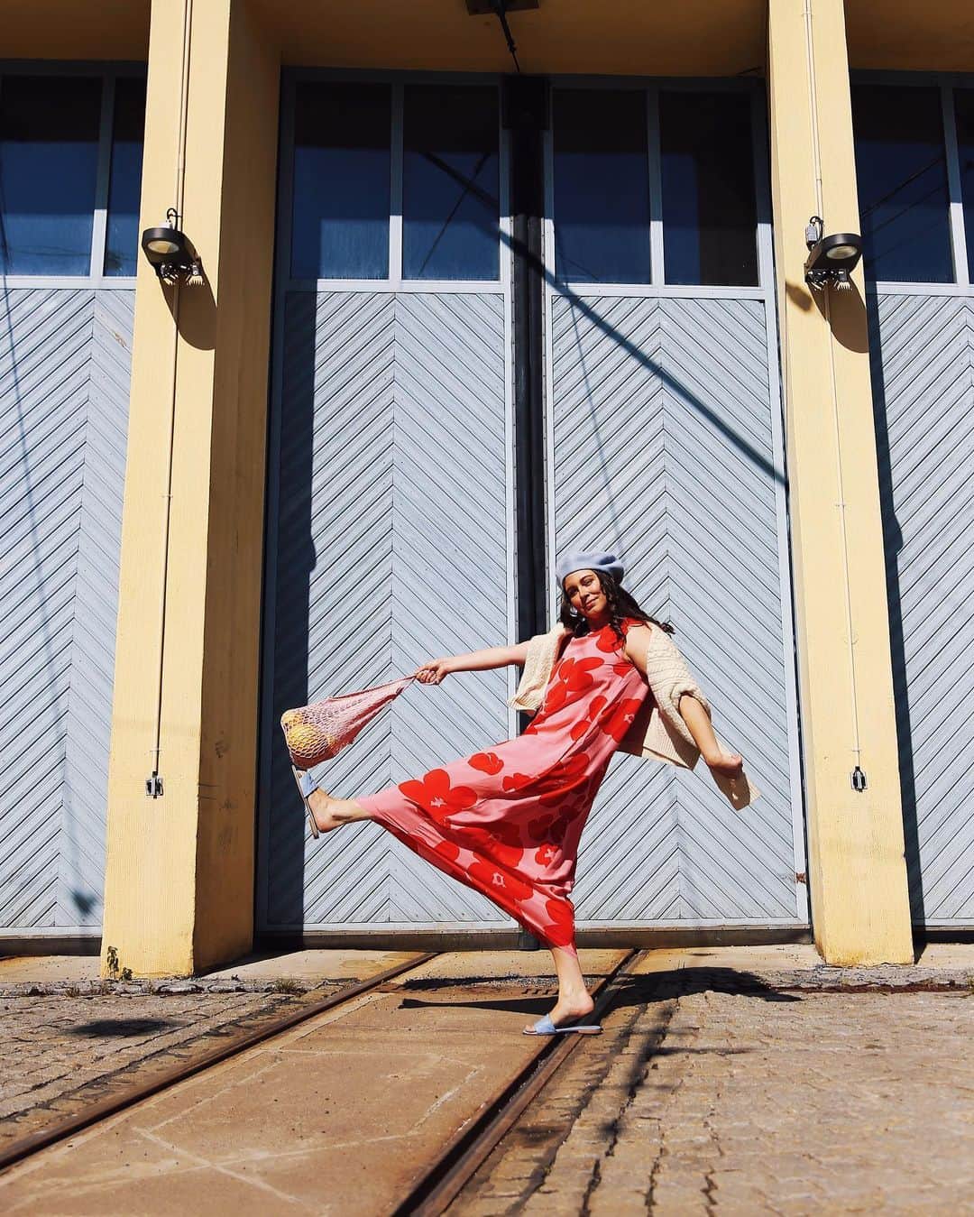 マリメッコのインスタグラム：「Want a dose of infectious positivity and style inspiration? @kiaarpia's got you.   Pssst. We'll be capturing Marimekko streetstyle looks at the Marimekko Day this Friday! So time to put your Marimekko gems on for a chance to be featured on our socials! 📸  Get inspired by the SS23 dress capsule at marimekko.com. Link in bio. #marimekko」