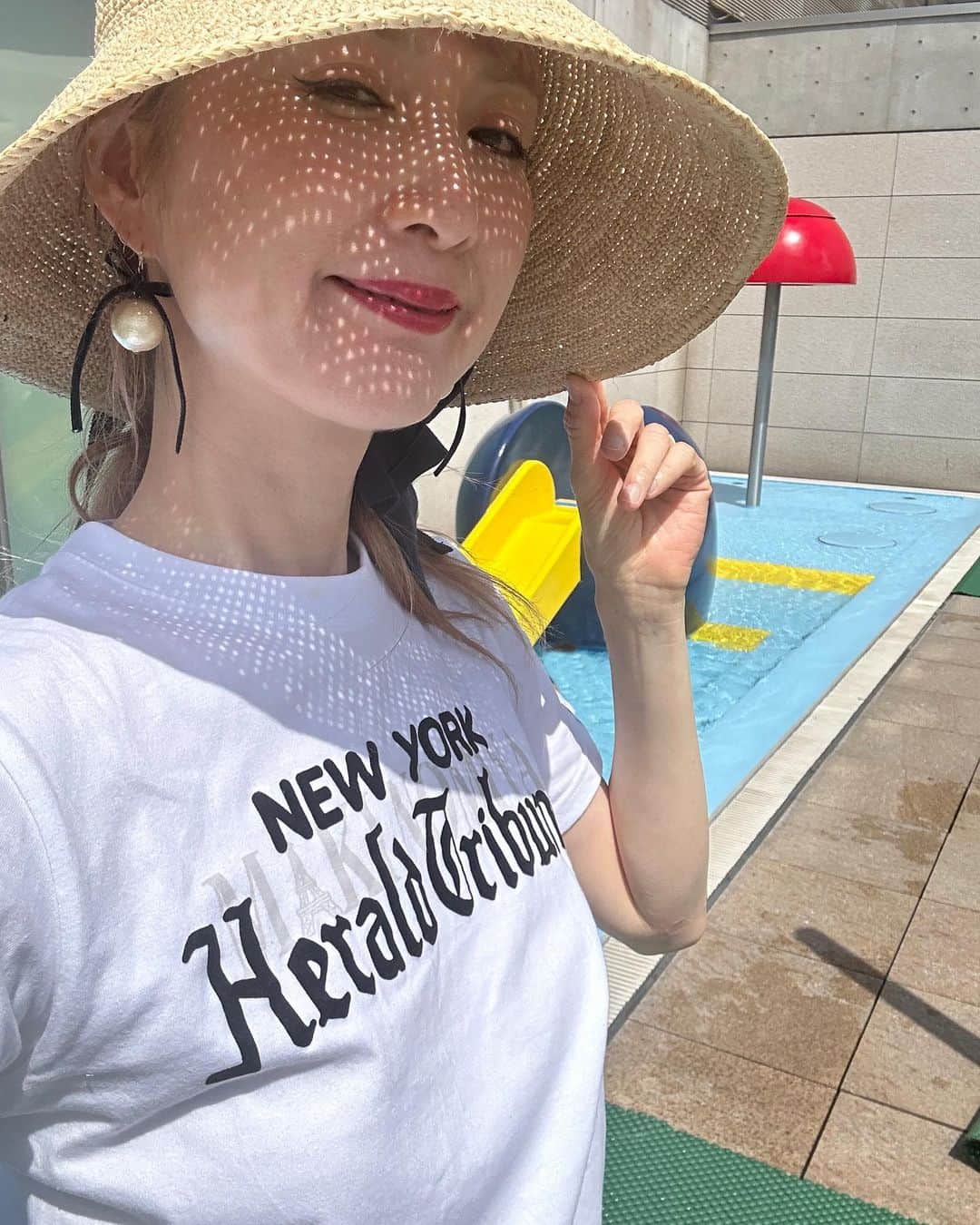 のインスタグラム：「楽しかったゴールデンウィーク🛟　今年は仲良し親子との遊園地から始まり、軽井沢旅行に、KAJI誕生会に、プールにライブなどなど、盛りだくさんに楽しめました♪  写真① 今年もプール始め🫧 写真② 新作のカゴバッグは、プールに海に、この夏フル活用させる予定🏖️お洒落で大容量なのに軽いのが嬉しい！スカーフを巻いてパリジェンヌ風に持つのが気分🇫🇷WEBショップでも販売中、私の一押しアイテムです🎶→ @sforshoko」