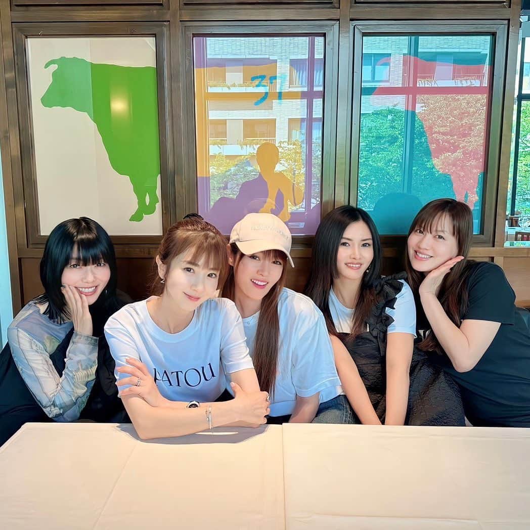 簑島三佳のインスタグラム：「久々のメンバーで集まれてランチしてとっても楽しかった本日  きょうちゃんはHONEYのTシャツとキャップとバッグ〜♡ 嬉しいなぁ☺️💖  ようこさんのお店が本日PRE OPENしたのでお祝いしに行ってきました💐 @any_juicery  @panna0313   美味しいコールドプレスジュースのお土産もいただいてヘルシーに痩せようと決意  是非行ってほしい💖 本当に美味しい😋  ようこさんおめでとうございます🎊  女子会は喋って笑って癒された♡  多忙な皆様また集まろね♡  #偶然財布が全員ピンク #HONEYのタフタバルーンが気に入り過ぎてこればっか着ちゃうので白もギンガムも買う事にした @honeymihoney_official  #HONEYMIHONEY」